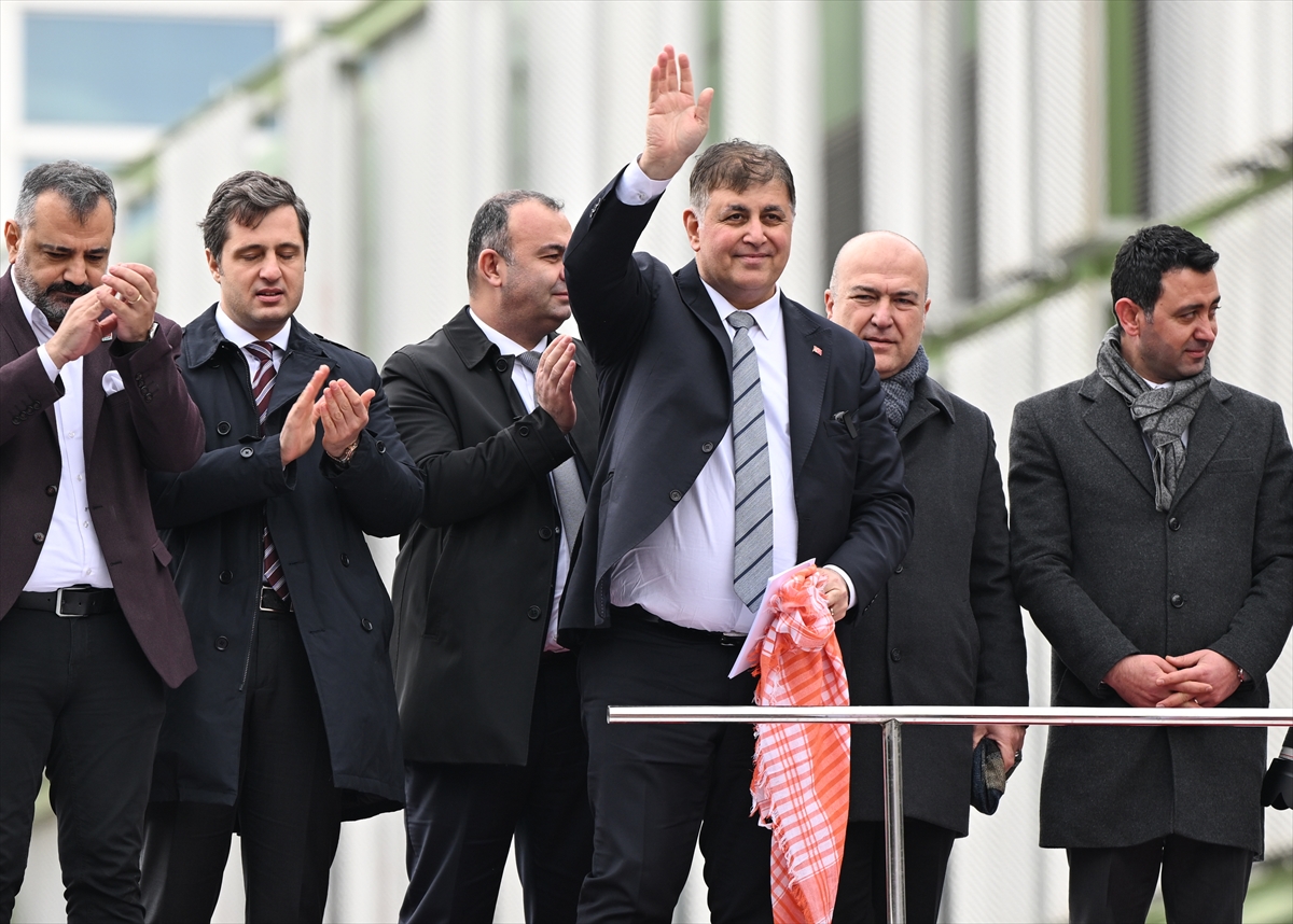 CHP'nin İzmir büyükşehir belediye başkanı adayı Tugay, partililer tarafından karşılandı