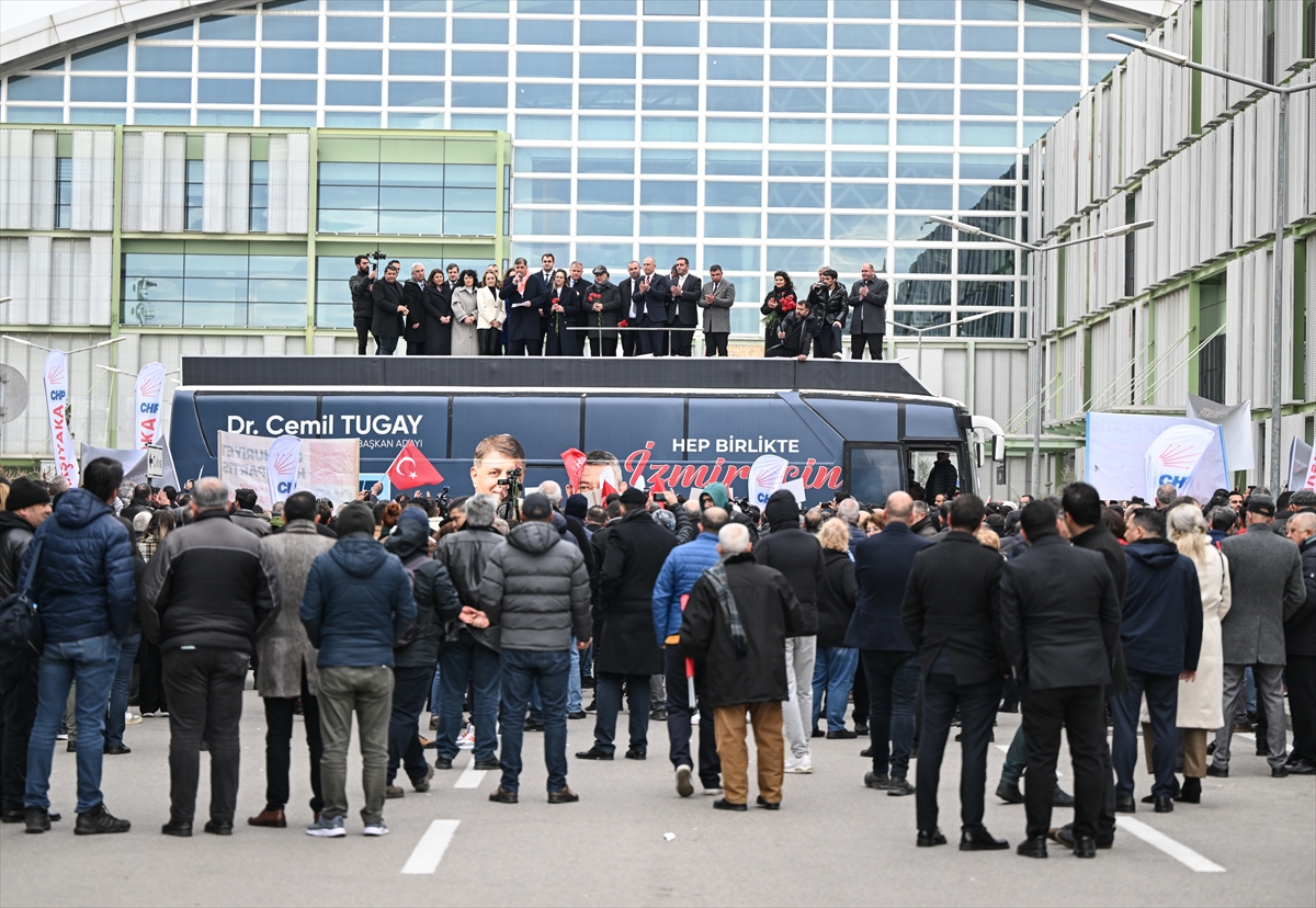 CHP'nin İzmir büyükşehir belediye başkanı adayı Tugay, partililer tarafından karşılandı