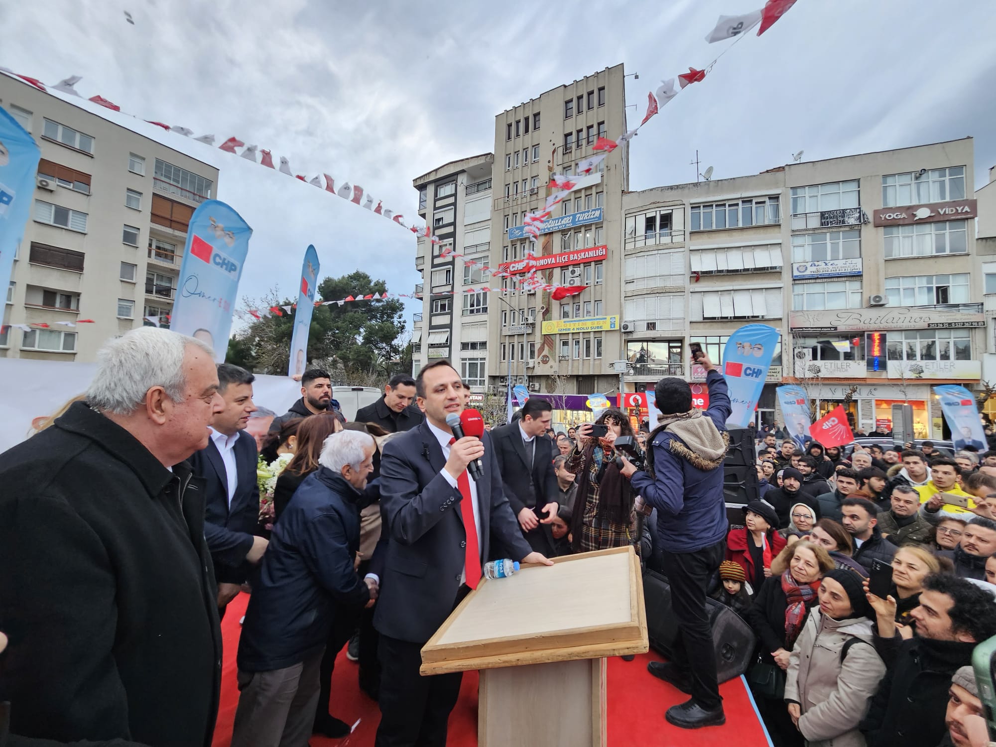 CHP Bornova Belediye Başkan Adayı Ömer Eşki’ye coşkulu karşılama 