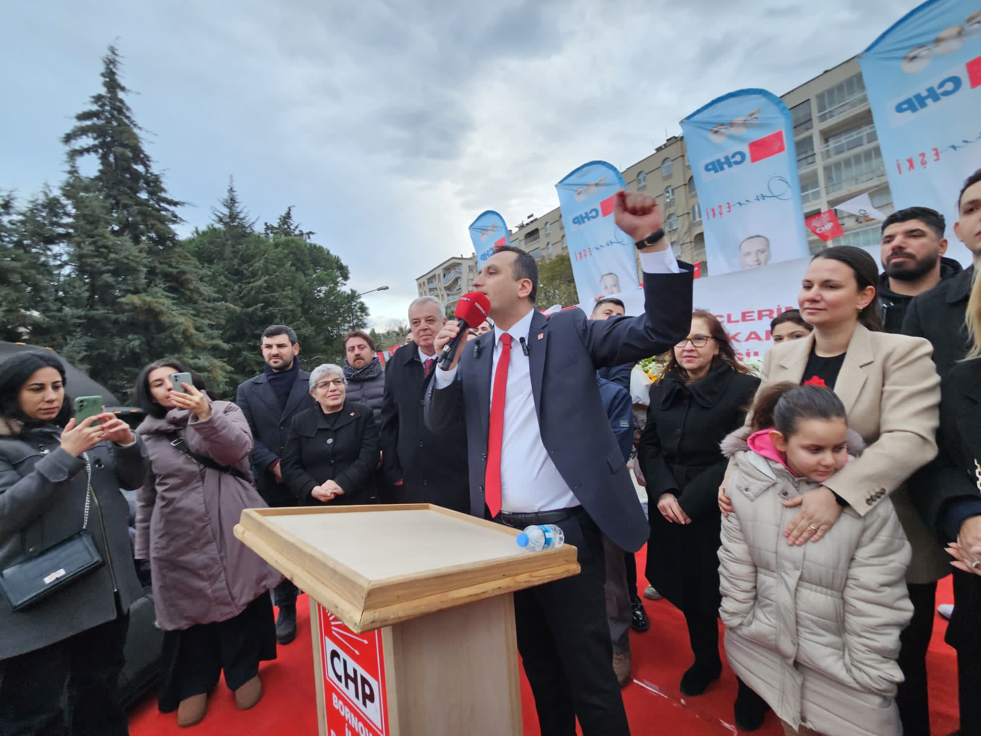 CHP Bornova Belediye Başkan Adayı Ömer Eşki’ye coşkulu karşılama 