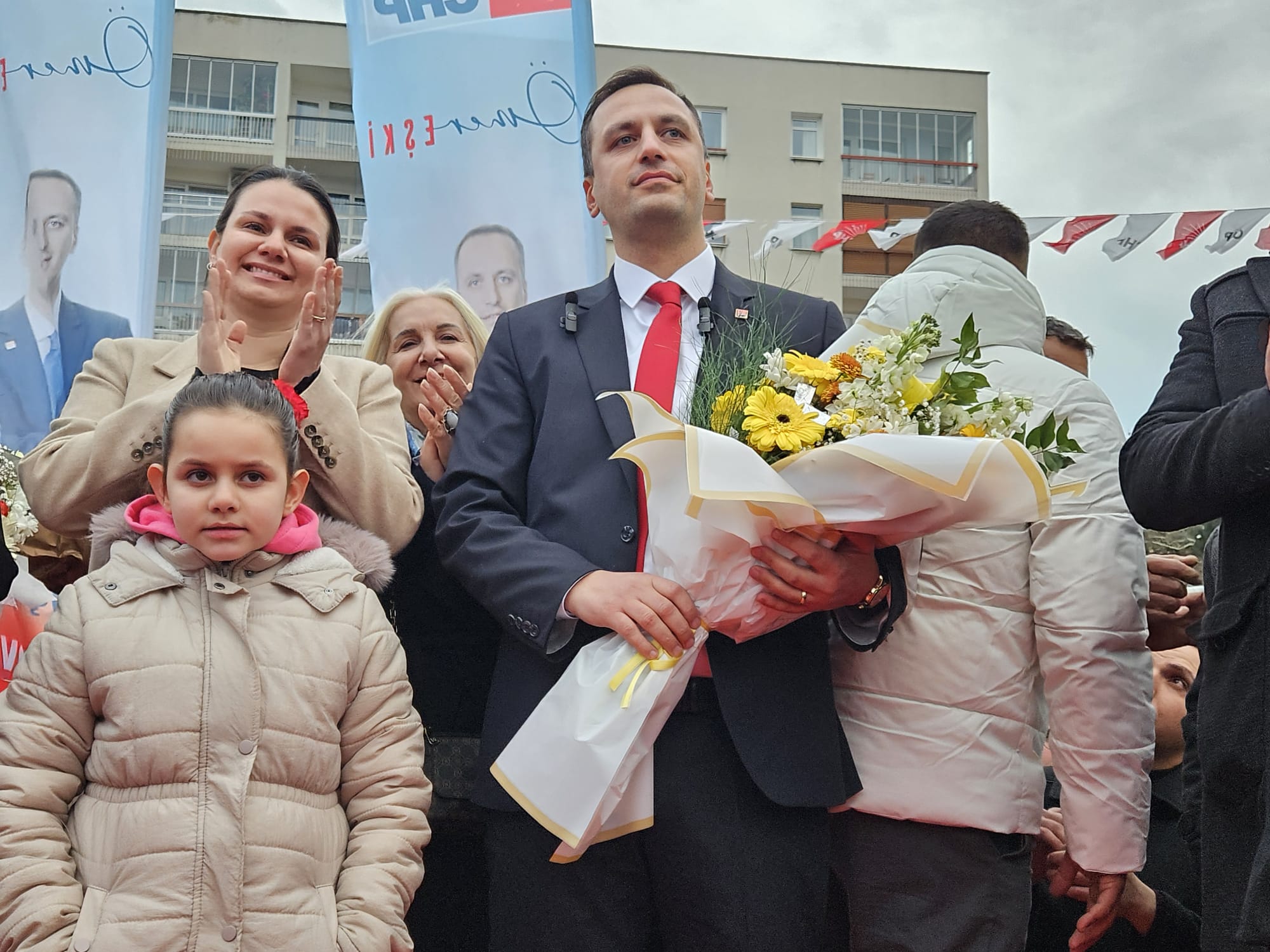 CHP Bornova Belediye Başkan Adayı Ömer Eşki’ye coşkulu karşılama 