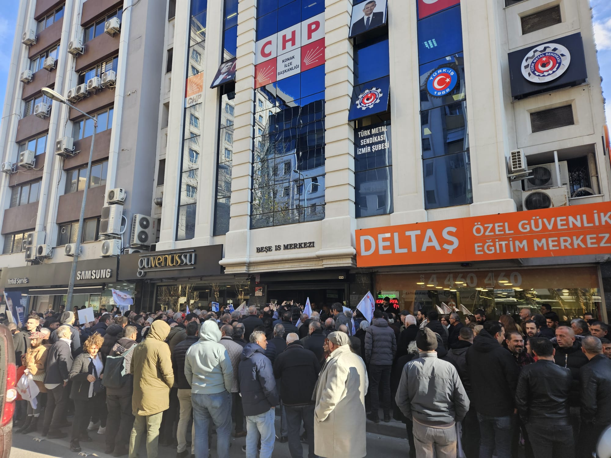 CHP Konak Adayı Nilüfer Çınarlı Mutlu’ya coşkulu karşılama 
