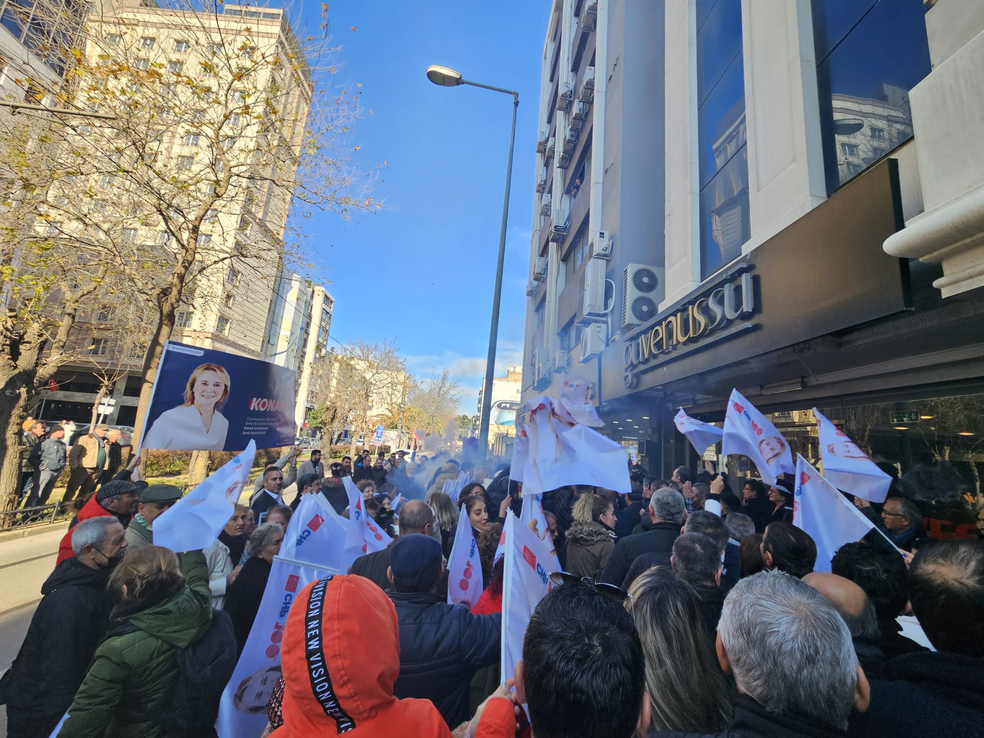CHP Konak Adayı Nilüfer Çınarlı Mutlu’ya coşkulu karşılama 