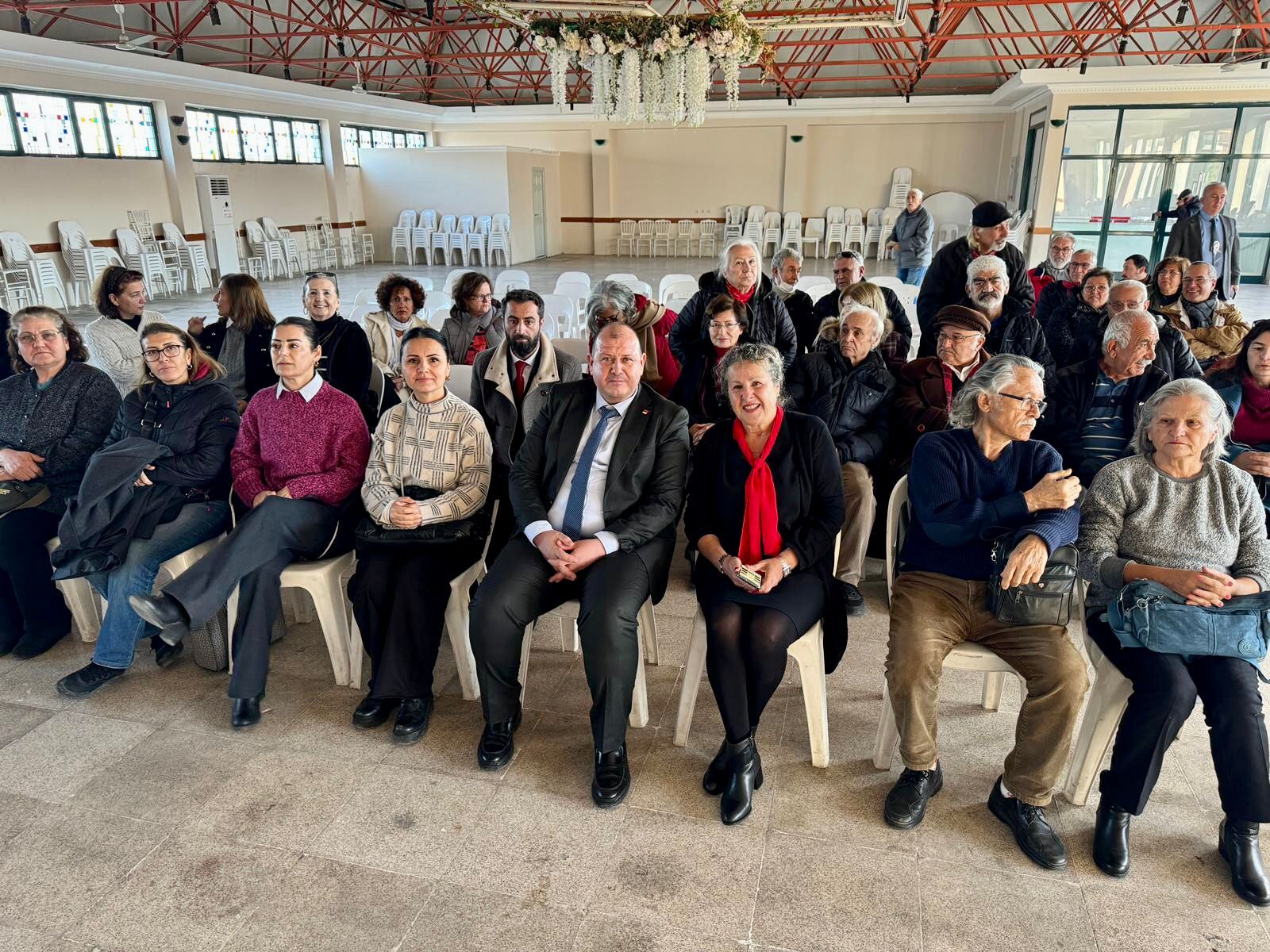 Menderes Adayı Çiçek Demokrasi Şehitlerini Unutmadı