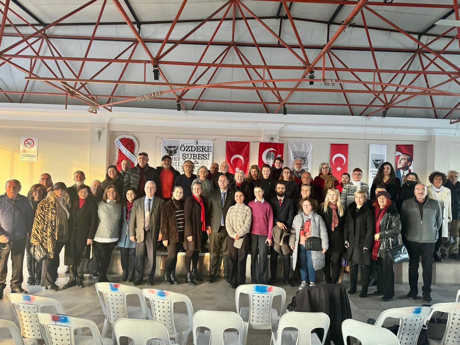 Menderes Adayı Çiçek Demokrasi Şehitlerini Unutmadı