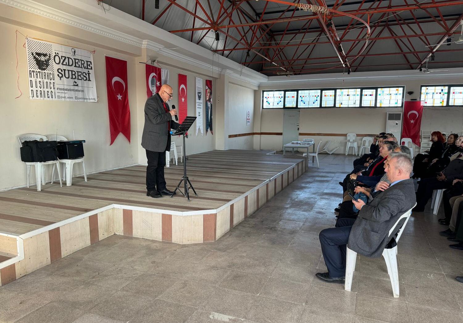 Menderes Adayı Çiçek Demokrasi Şehitlerini Unutmadı