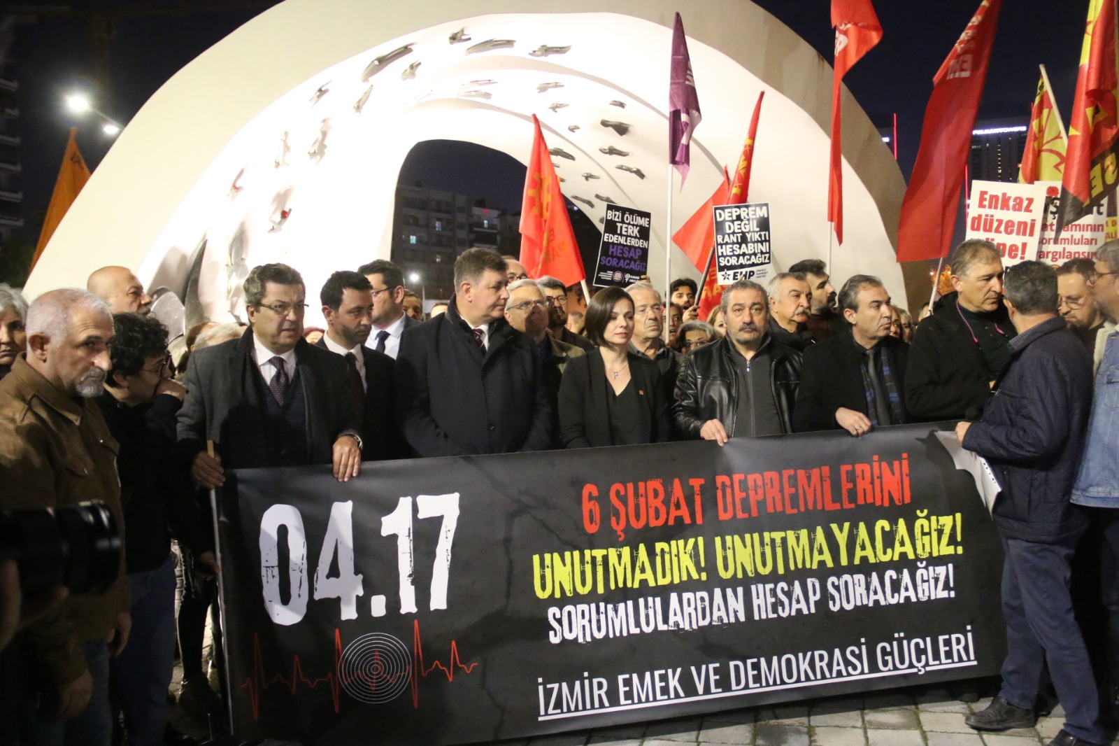 İzmir’de Maraş merkezli depremde hayatını kaybedenler anıldı 