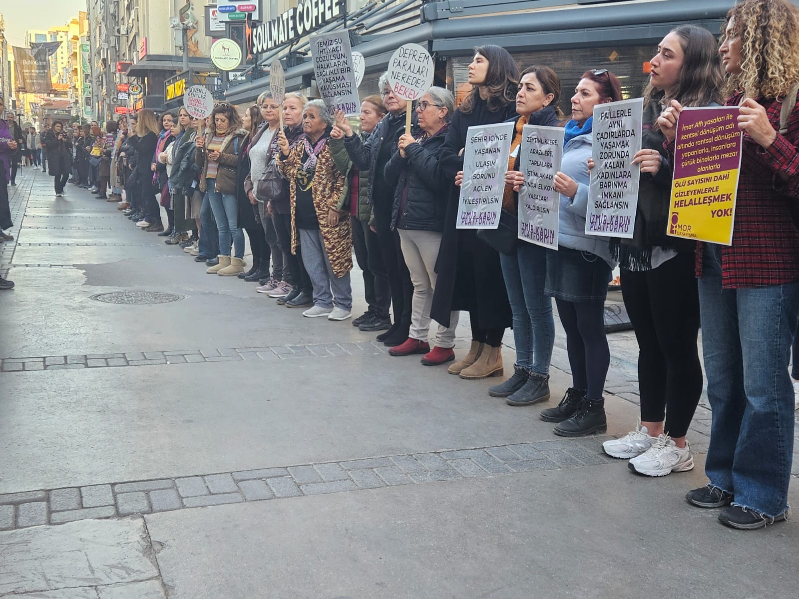 İzmir’de Maraş merkezli depremde hayatını kaybedenler anıldı 