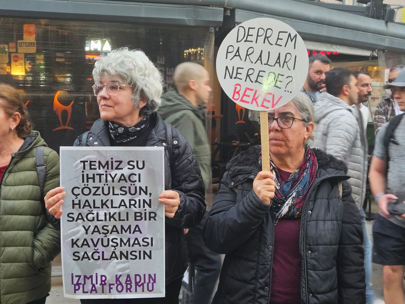 İzmir’de Maraş merkezli depremde hayatını kaybedenler anıldı 