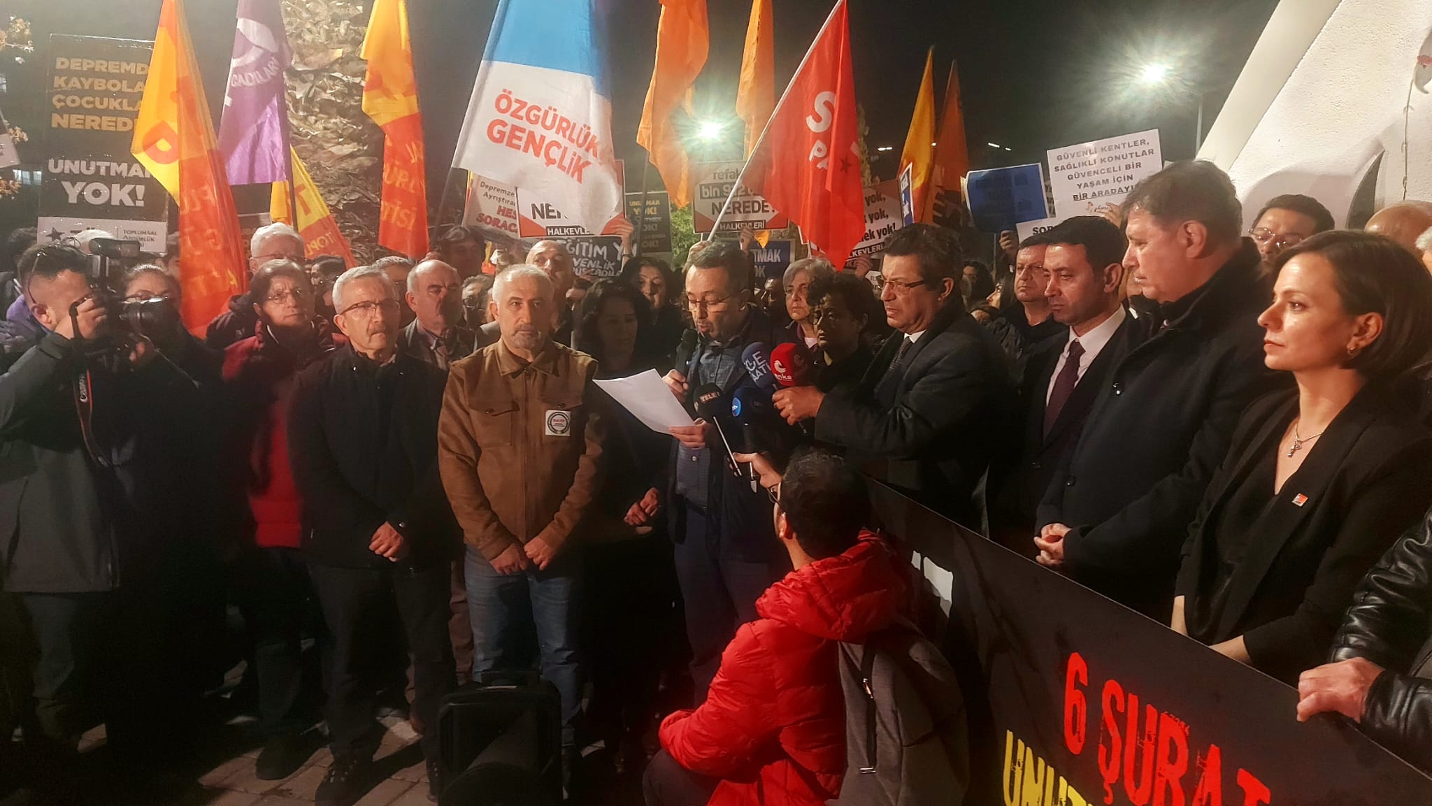 İzmir’de Maraş merkezli depremde hayatını kaybedenler anıldı 