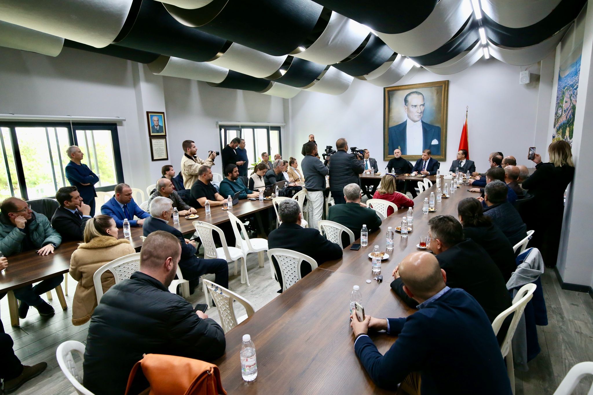 CHP’li Cemil Tugay: Bu şehir Dr. Behçet Uz’u belediye başkanı yaptı bir de Dr. Cemil Tugay olsun