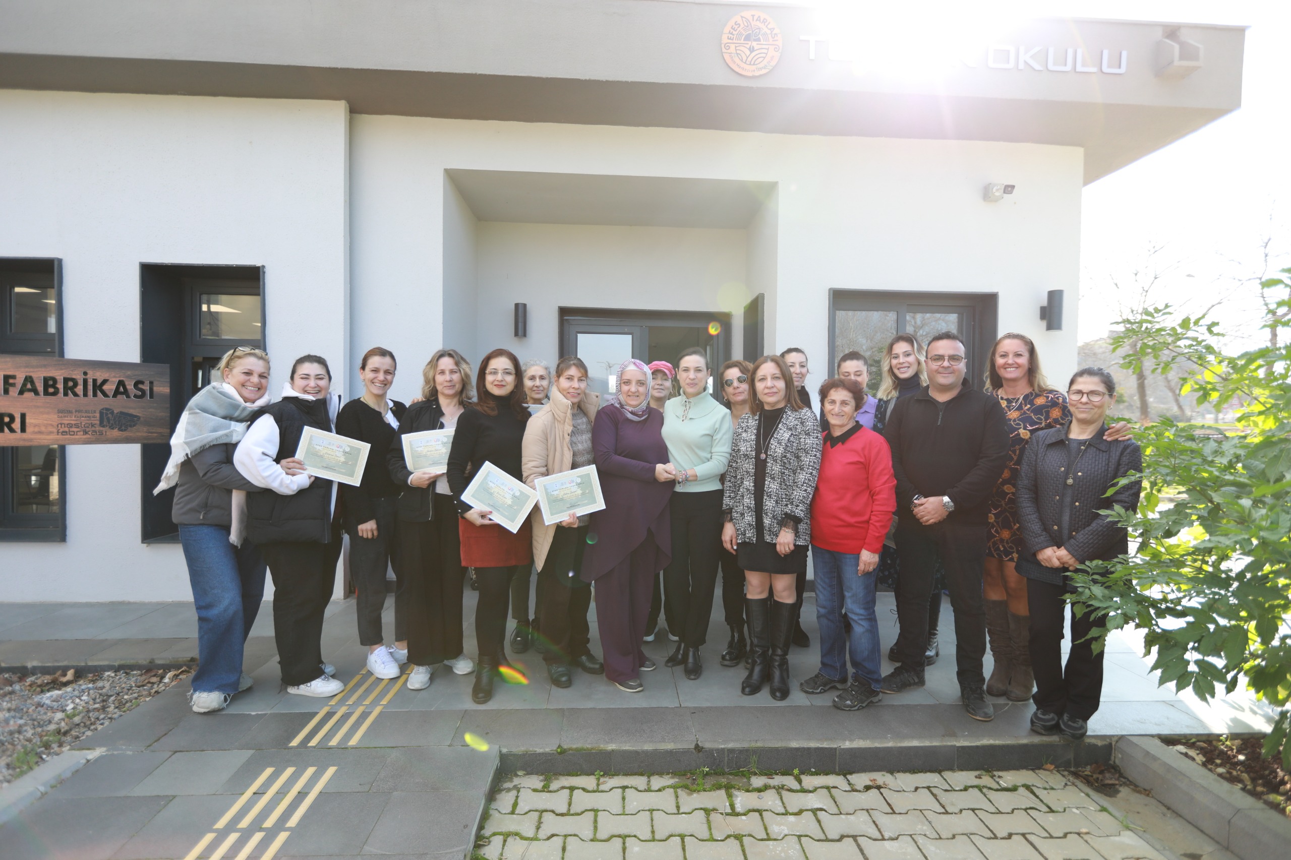 Kursiyerler Sertifikalarını Filiz Başkan’ın Elinden Aldı