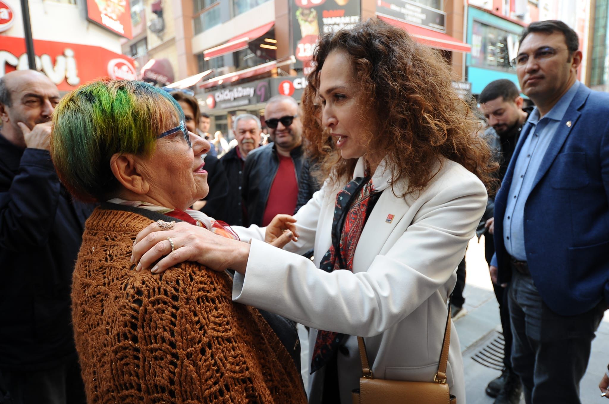 Yıldız İşçimenler Ünsal’a Çarşı’da büyük ilgi! “Çarşı, yeniden alışverişin göz bebeği olacak”