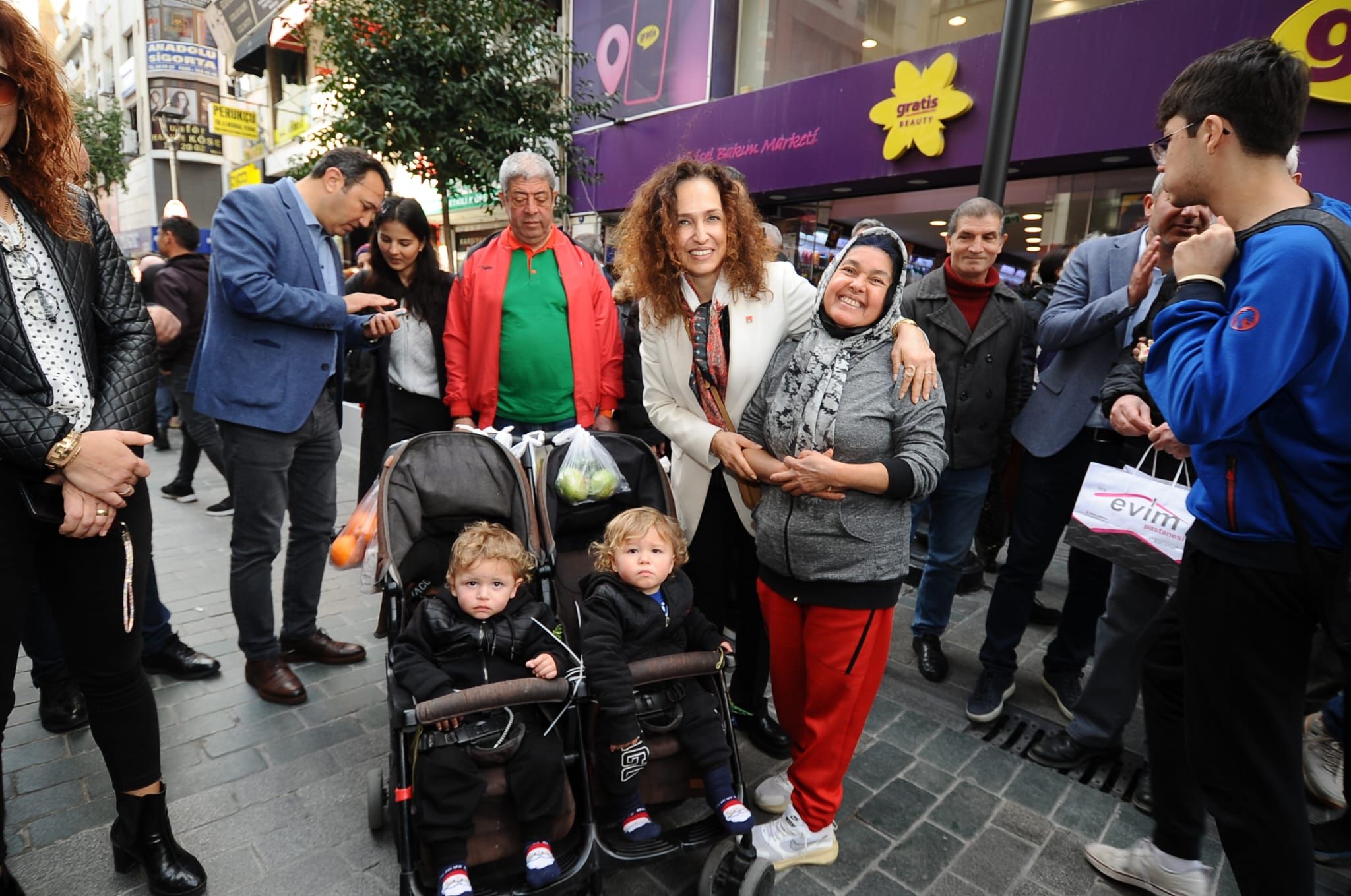 Yıldız İşçimenler Ünsal’a Çarşı’da büyük ilgi! “Çarşı, yeniden alışverişin göz bebeği olacak”