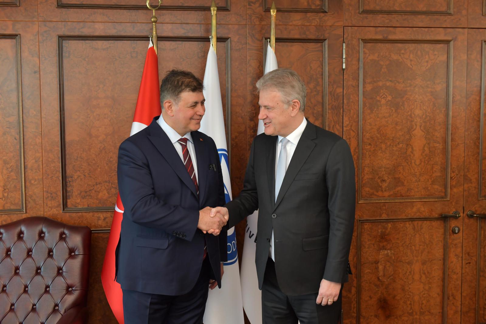 Başkan Tugay: Ben Büyükşehir Belediye Başkanı olursam siyasi konuları bir kenara bırakacağım