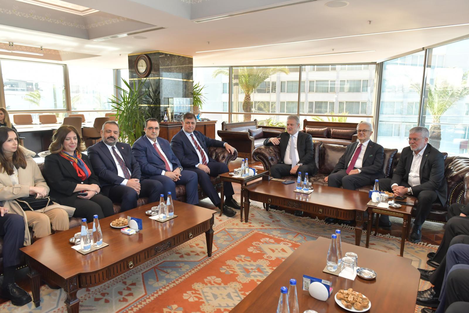 Başkan Tugay: Ben Büyükşehir Belediye Başkanı olursam siyasi konuları bir kenara bırakacağım