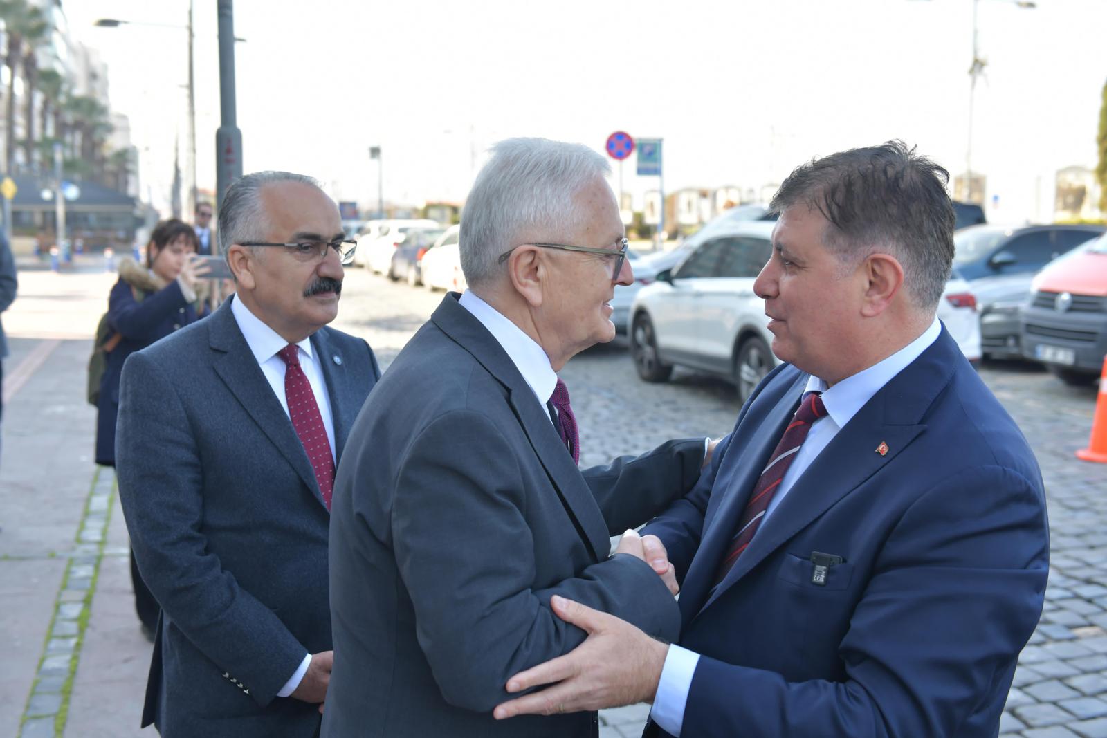 Başkan Tugay: Ben Büyükşehir Belediye Başkanı olursam siyasi konuları bir kenara bırakacağım