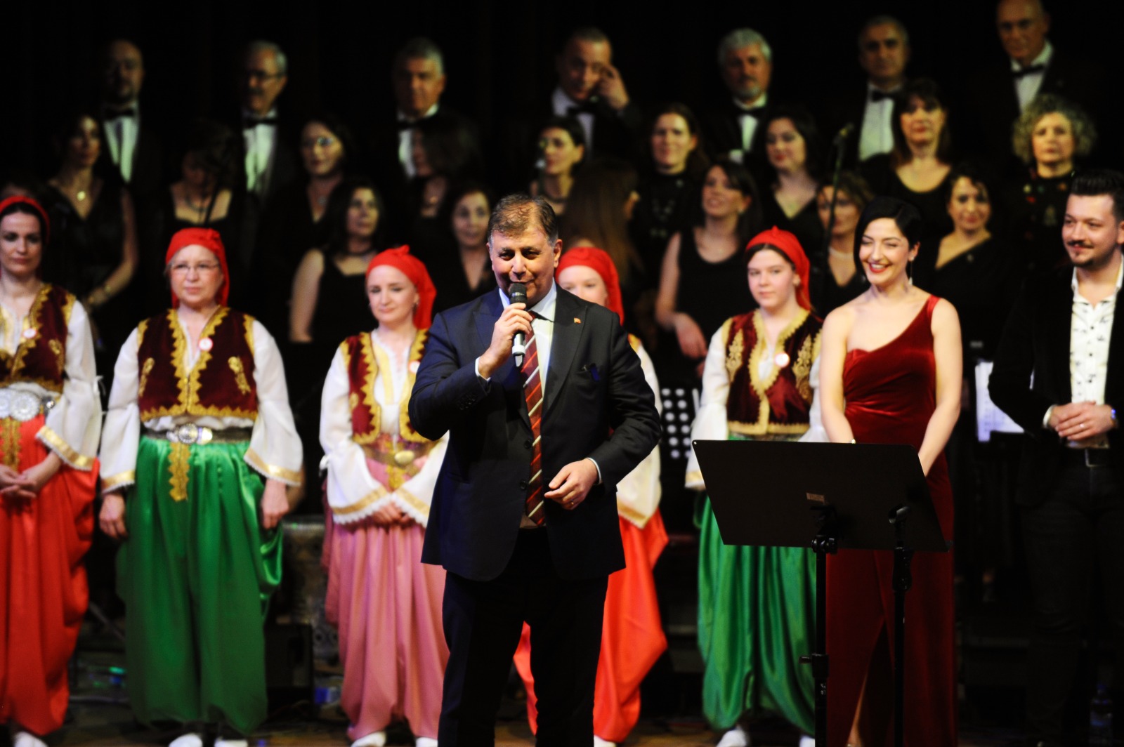 Başkan Tugay, Balkan ezgilerine eşlik etti