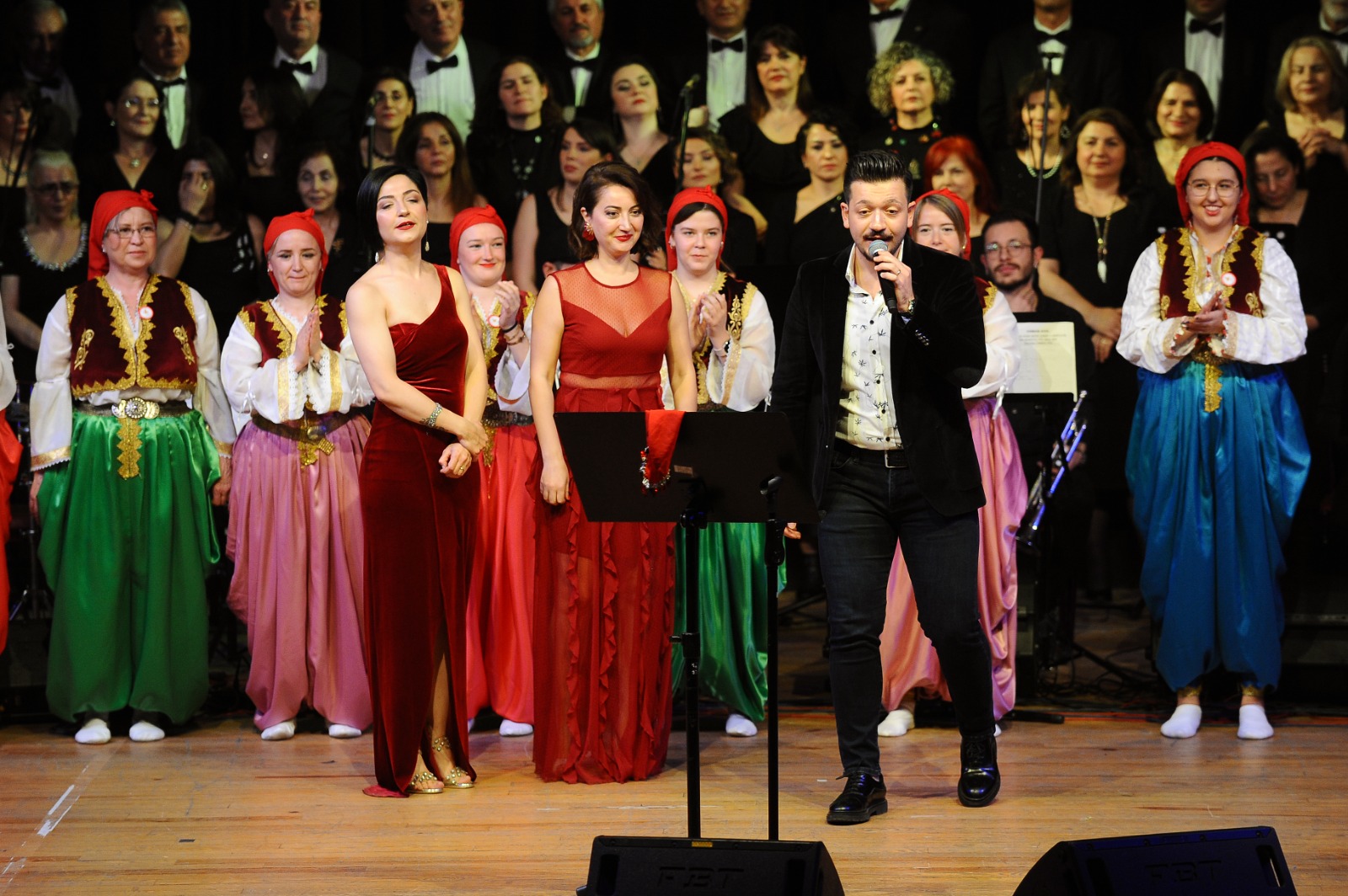 Başkan Tugay, Balkan ezgilerine eşlik etti