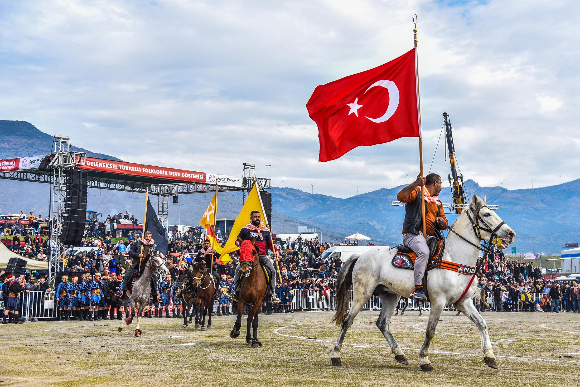 Menemen’de Folklorik Deve Gösterisi Binleri Buluşturdu