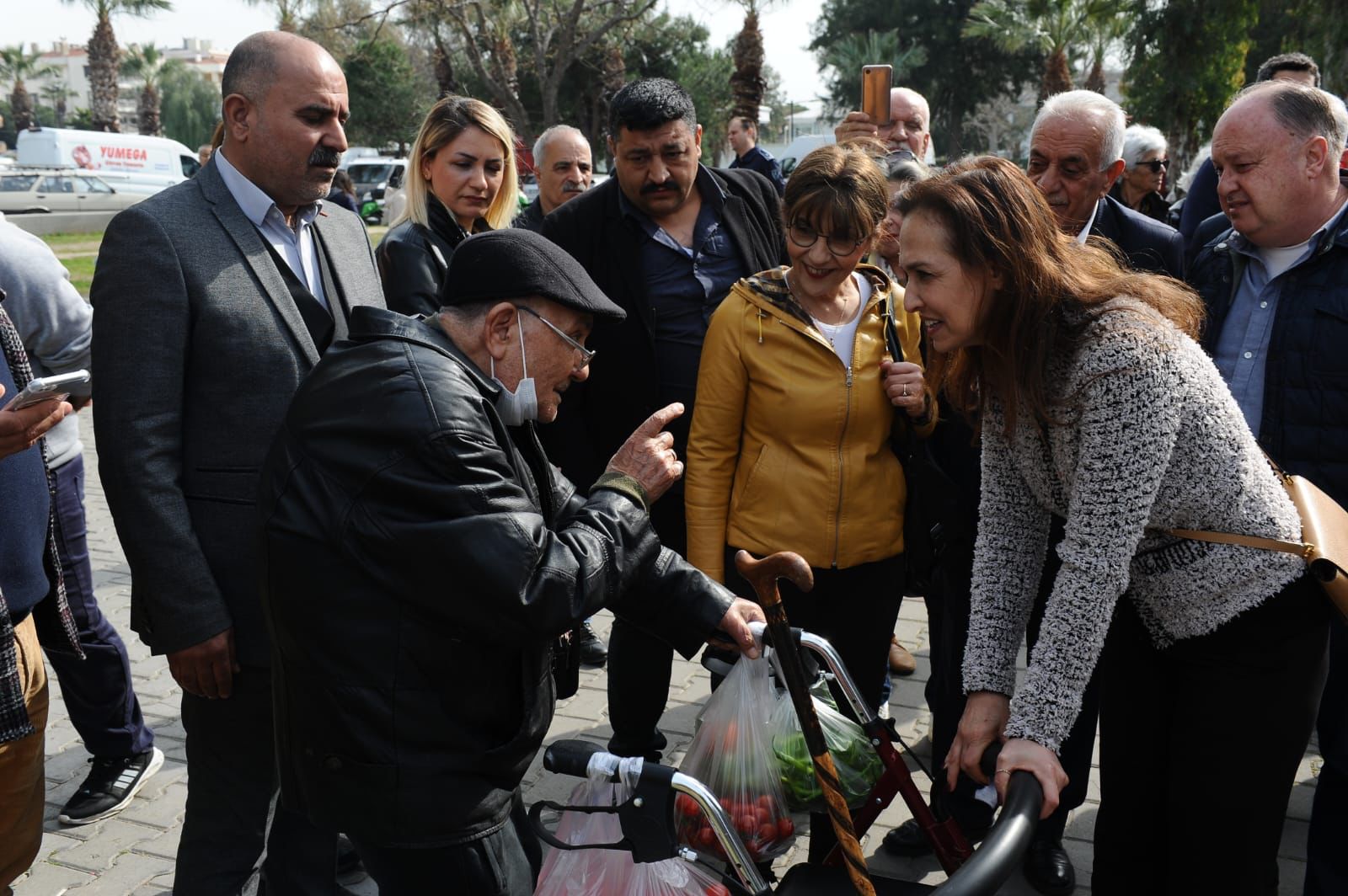 CHP Karşıyaka Adayı Yıldız İşçimenler Ünsal’dan 3,5 saatlik pazar mesaisi!