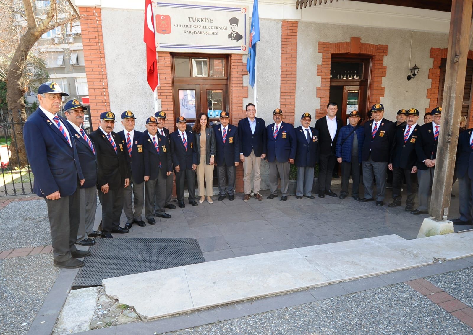 CHP Karşıyaka Adayı Ünsal’dan kahramanlara vefa ziyaretleri