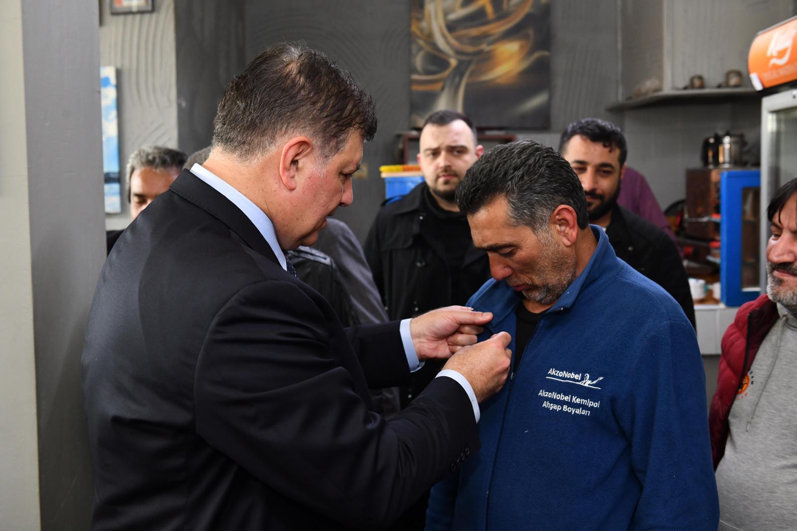 Başkan Tugay AK Parti'den istifa edip CHP'ye geçenlere parti rozetini taktı