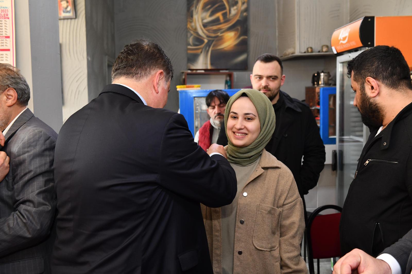 Başkan Tugay AK Parti'den istifa edip CHP'ye geçenlere parti rozetini taktı