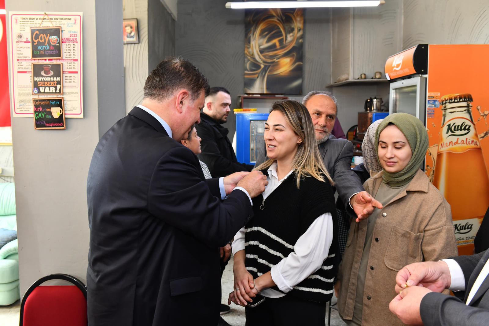 Başkan Tugay AK Parti'den istifa edip CHP'ye geçenlere parti rozetini taktı