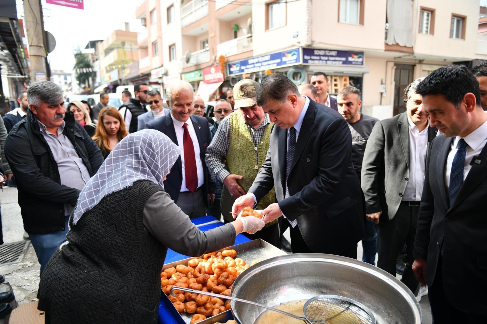 Başkan Tugay AK Parti'den istifa edip CHP'ye geçenlere parti rozetini taktı
