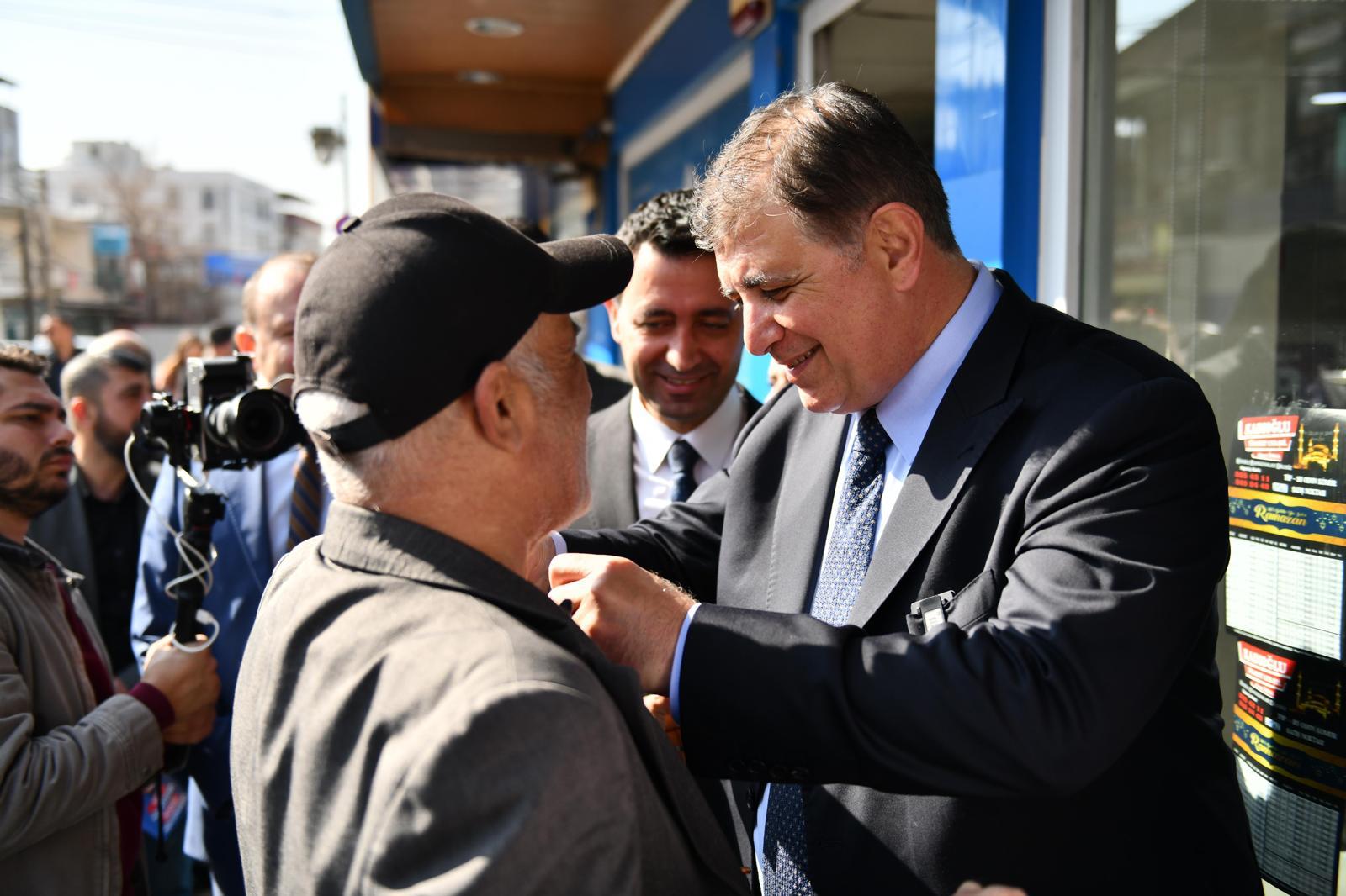 Başkan Tugay AK Parti'den istifa edip CHP'ye geçenlere parti rozetini taktı