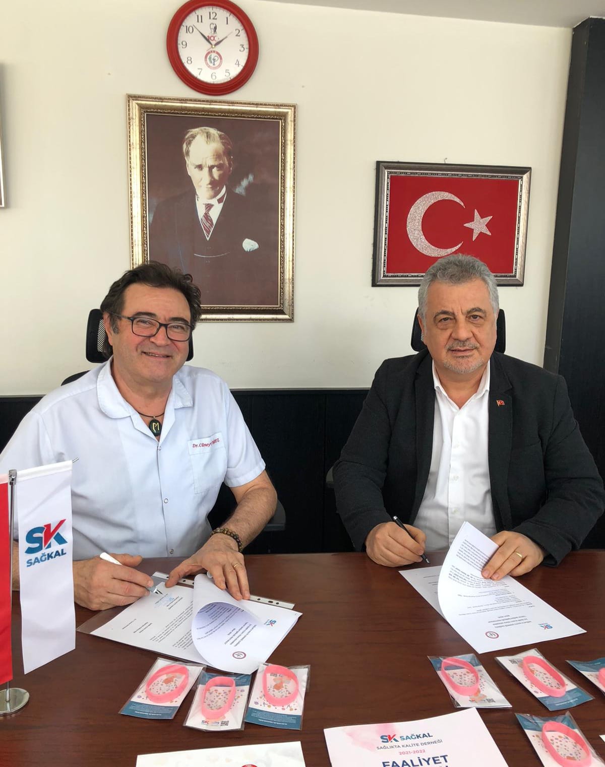 SAĞKAL ve İzmir Eczacı Odası'ndan Örnek İşbirliği: Bu Bileklikler Hayat Kurtarıyor