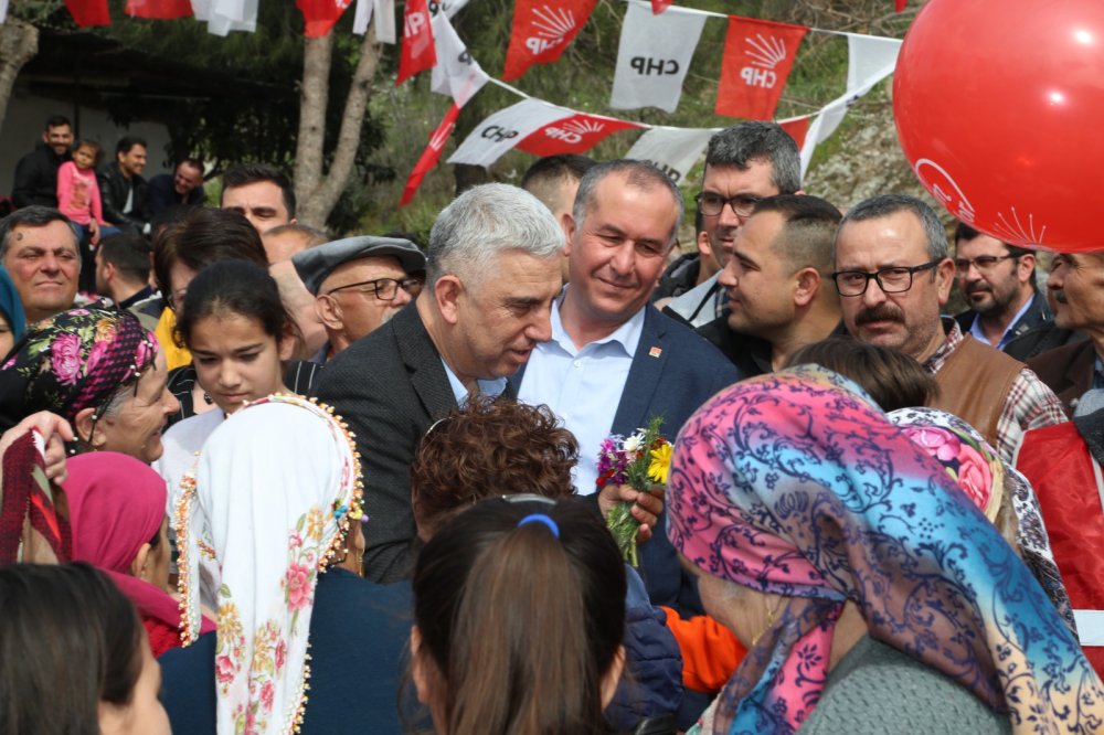 Bergama'da CHP’li Tanju Çelik'e sevgi seli!