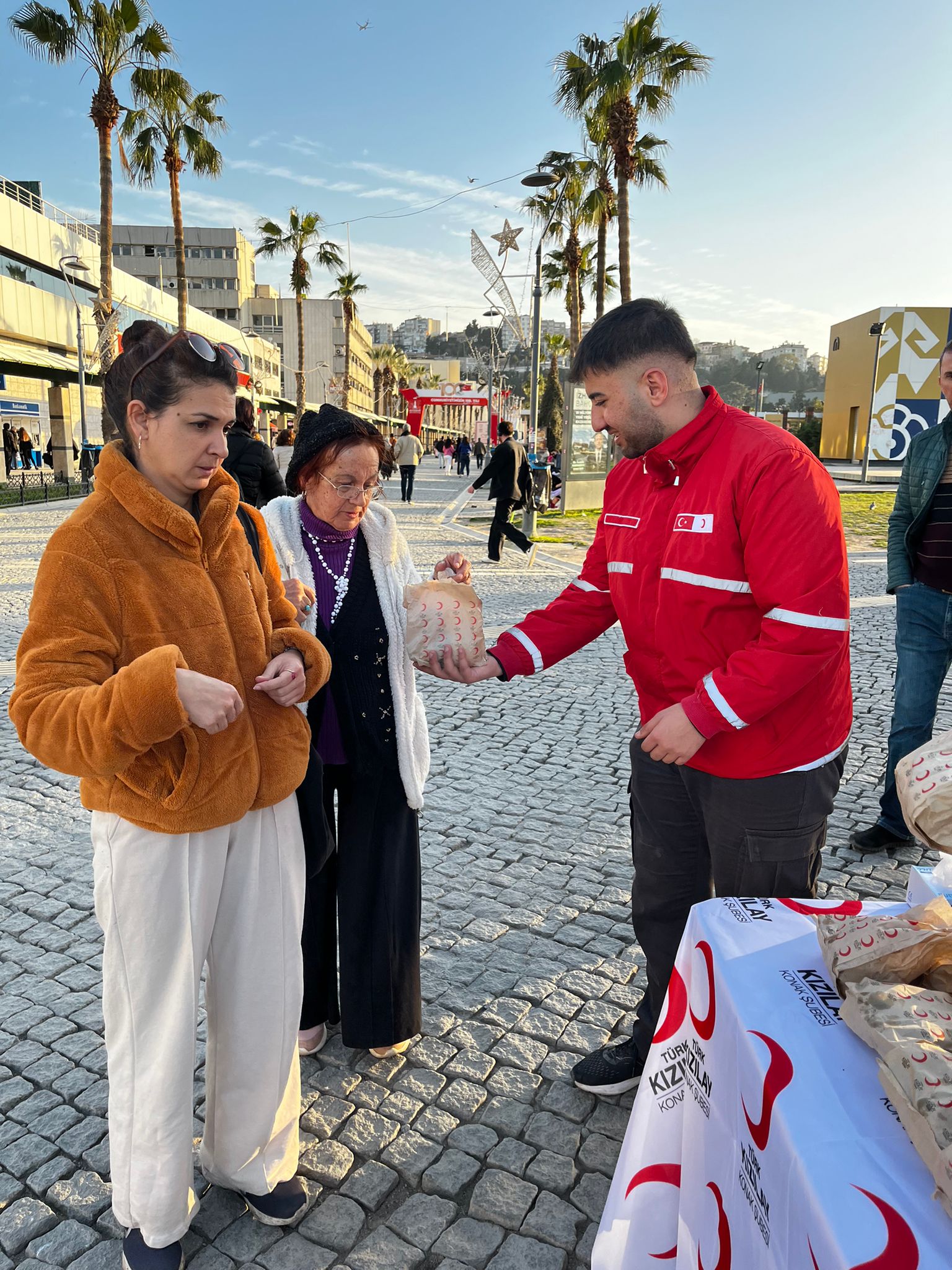 Kızılay Konak Şubesi, Ramazan Ayında Binlerce İhtiyaç Sahibine Ulaşıyor