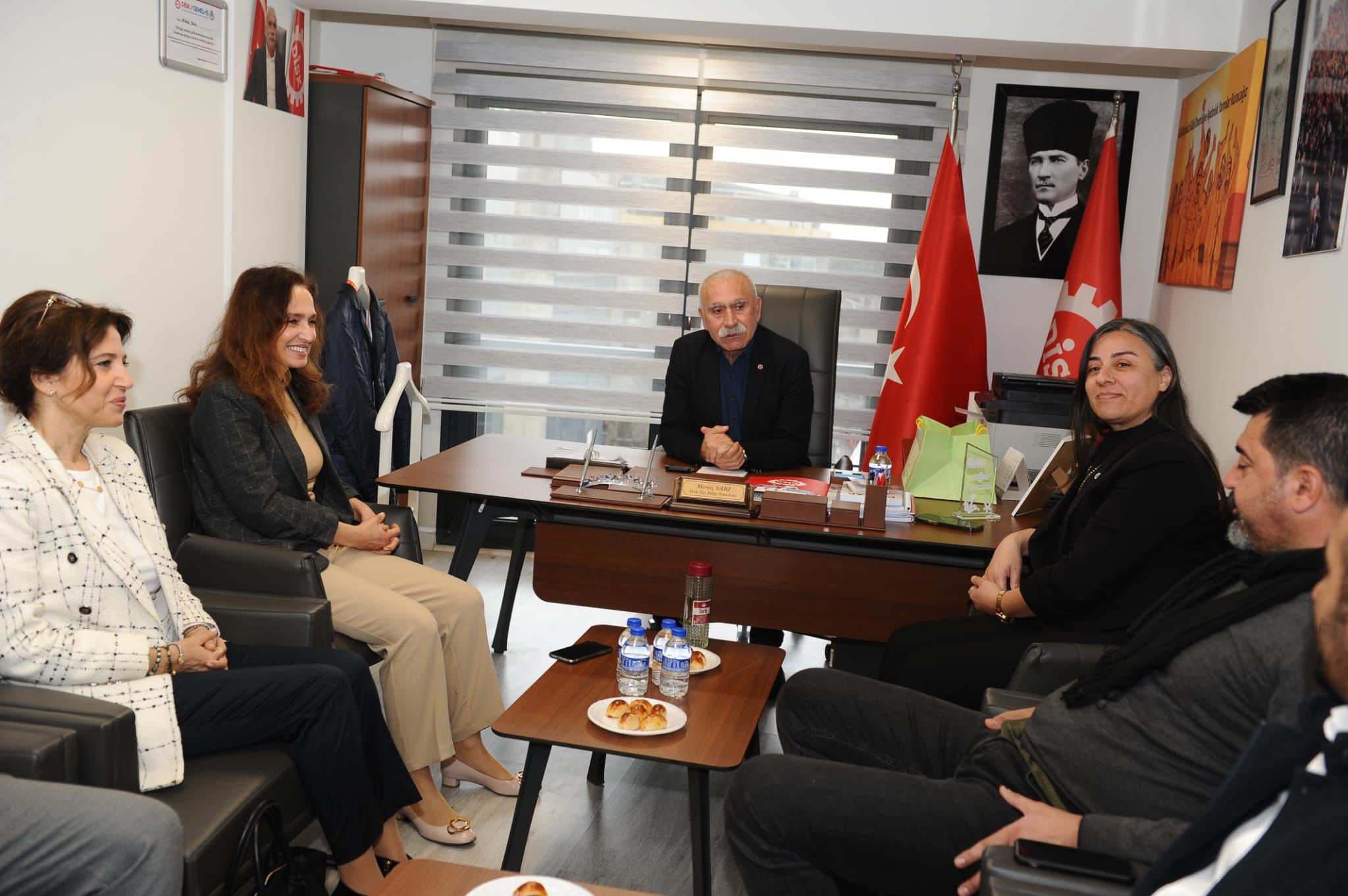 CHP Karşıyaka Adayı Ünsal sendika temsilcileriyle buluştu  “Emek mücadelesinde sendikalarla dayanışma içinde olacağız”