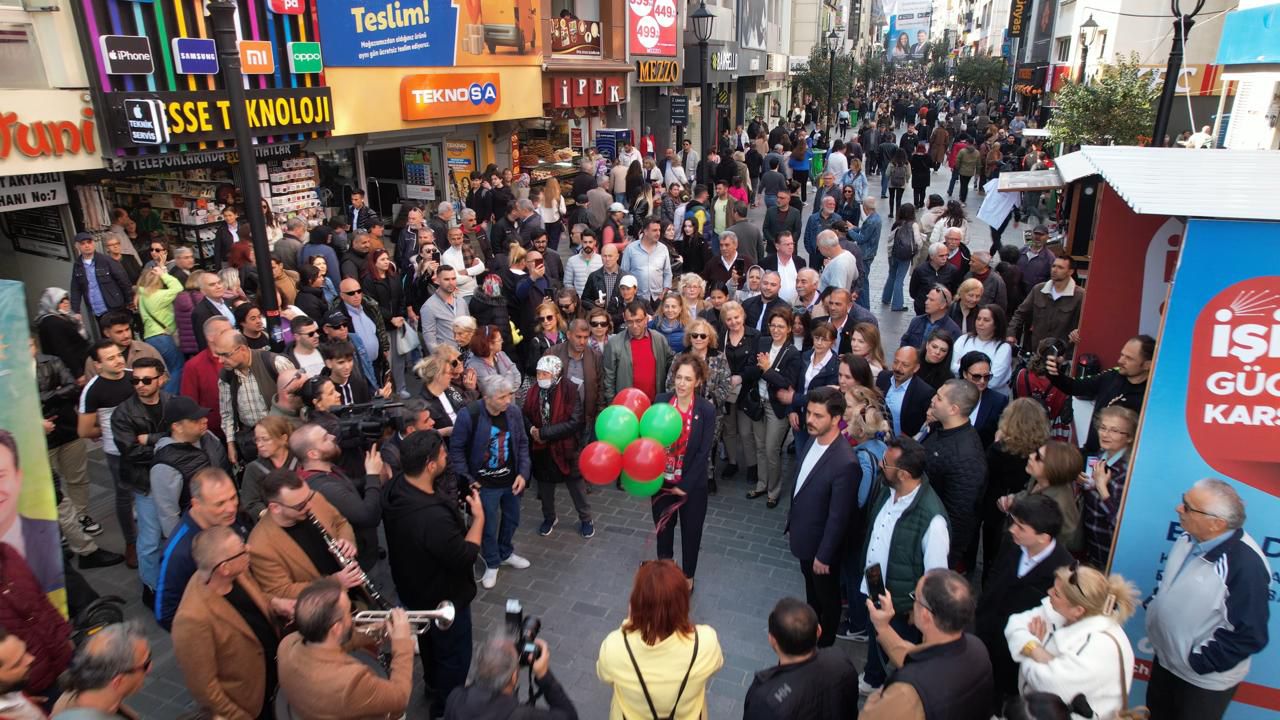 Karşıyaka Çarşı’da “Yıldız Ünsal” coşkusu!