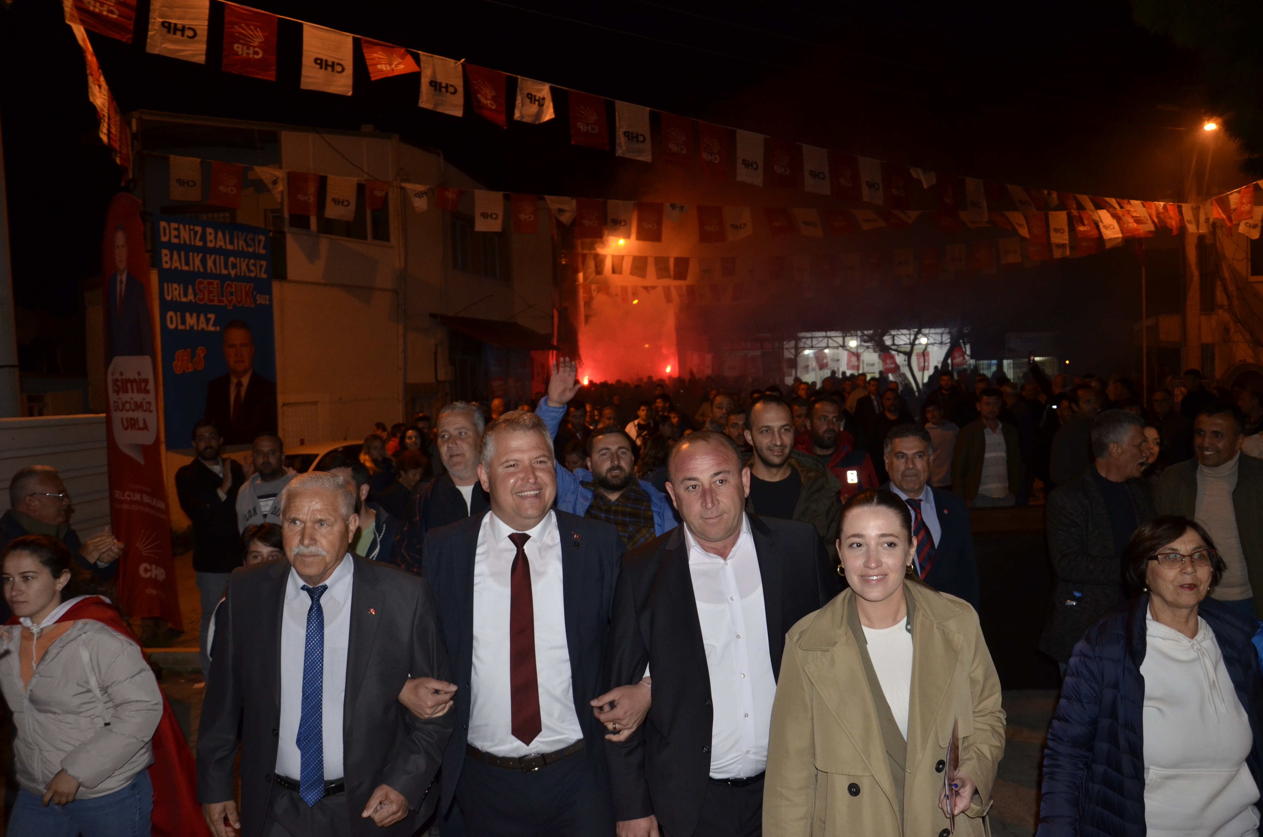 Gülbahçe, CHP Urla Adayı Selçuk Balkan'ı Bağrına Bastı!  ‘Selçuk Balkan’dan AKP Adayına eleştiri; Yüzünüze yeni mi güneş vurdu?’
