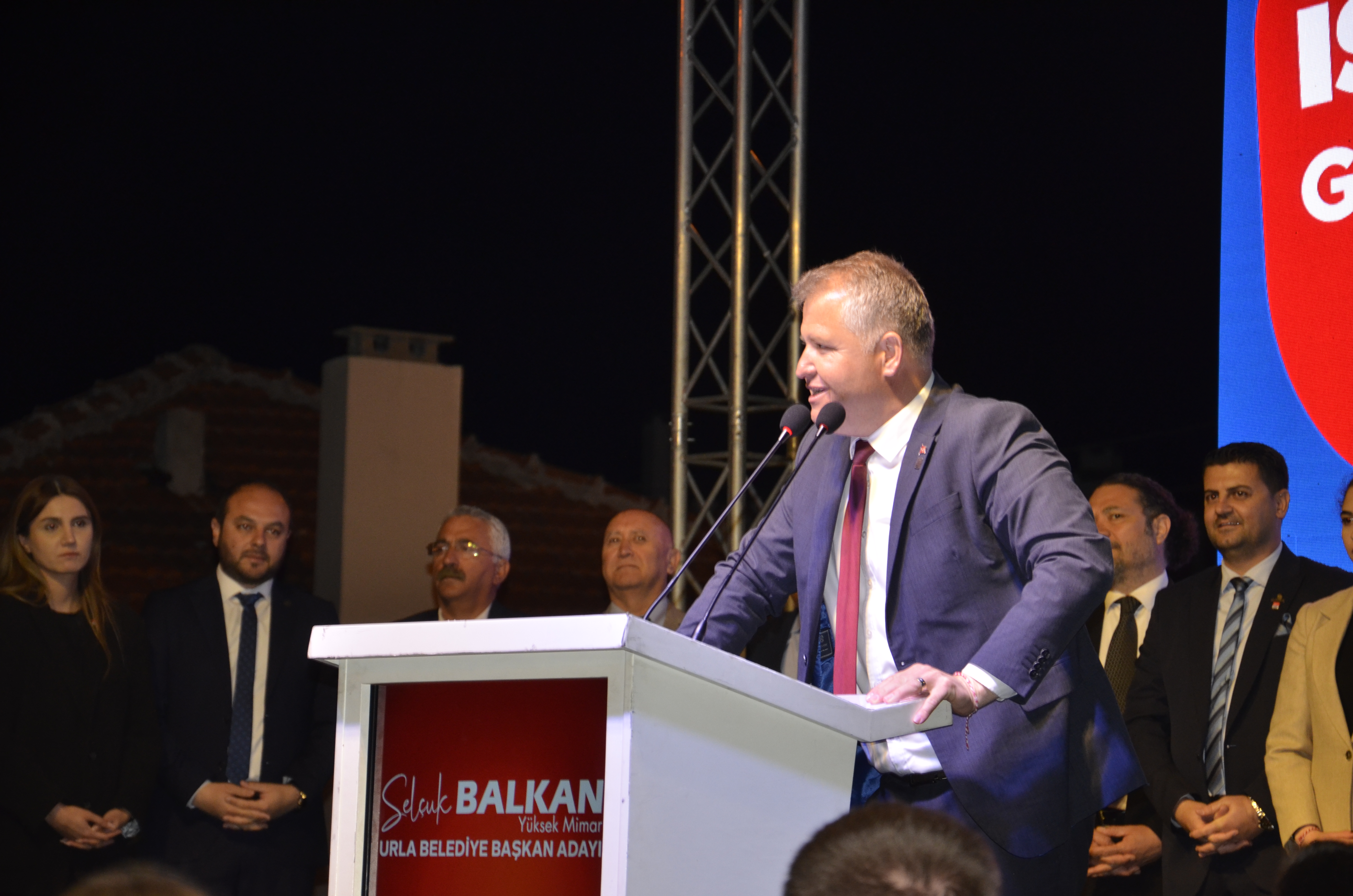 Gülbahçe, CHP Urla Adayı Selçuk Balkan'ı Bağrına Bastı!  ‘Selçuk Balkan’dan AKP Adayına eleştiri; Yüzünüze yeni mi güneş vurdu?’