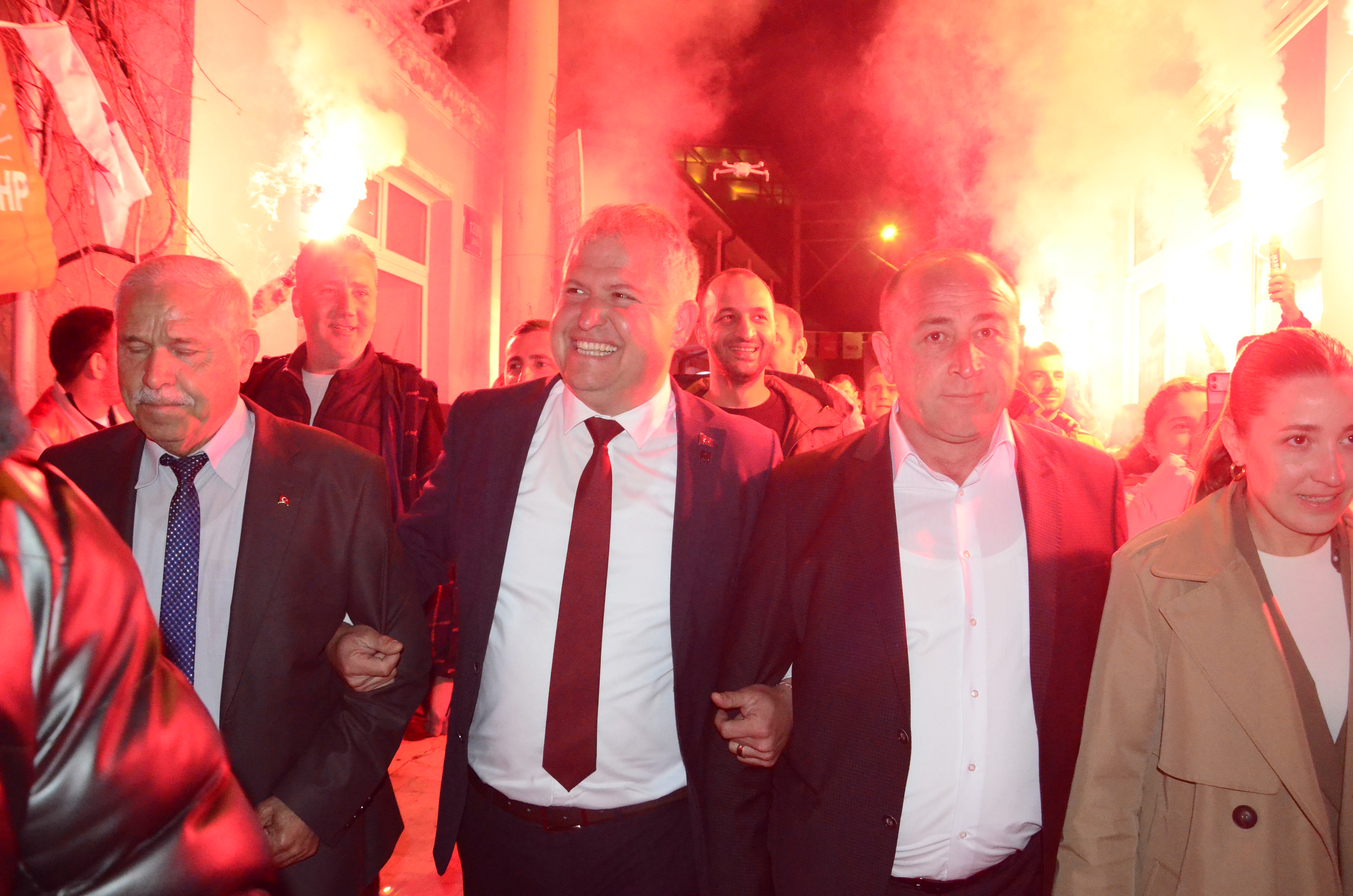 Gülbahçe, CHP Urla Adayı Selçuk Balkan'ı Bağrına Bastı!  ‘Selçuk Balkan’dan AKP Adayına eleştiri; Yüzünüze yeni mi güneş vurdu?’
