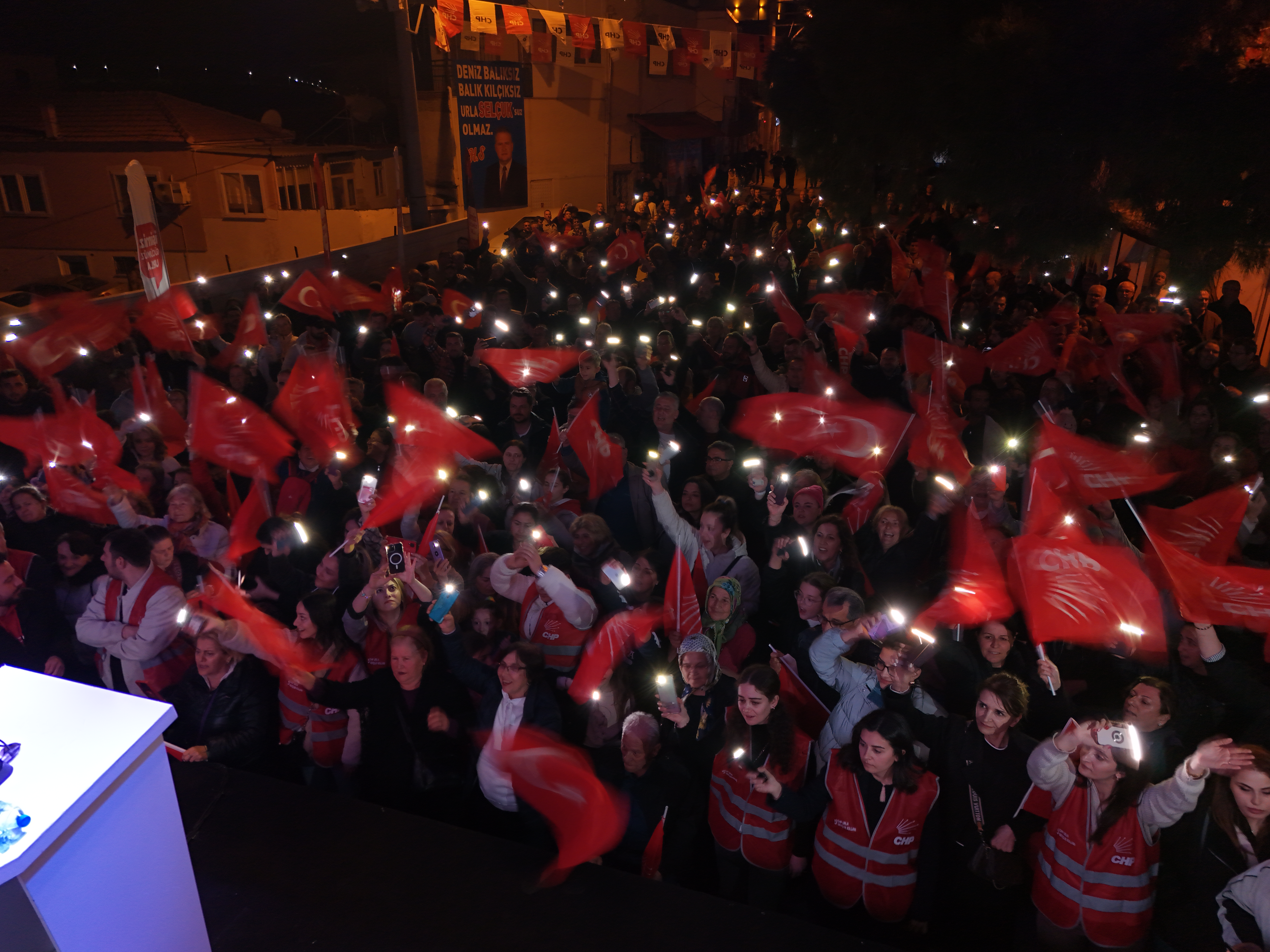 Gülbahçe, CHP Urla Adayı Selçuk Balkan'ı Bağrına Bastı!  ‘Selçuk Balkan’dan AKP Adayına eleştiri; Yüzünüze yeni mi güneş vurdu?’