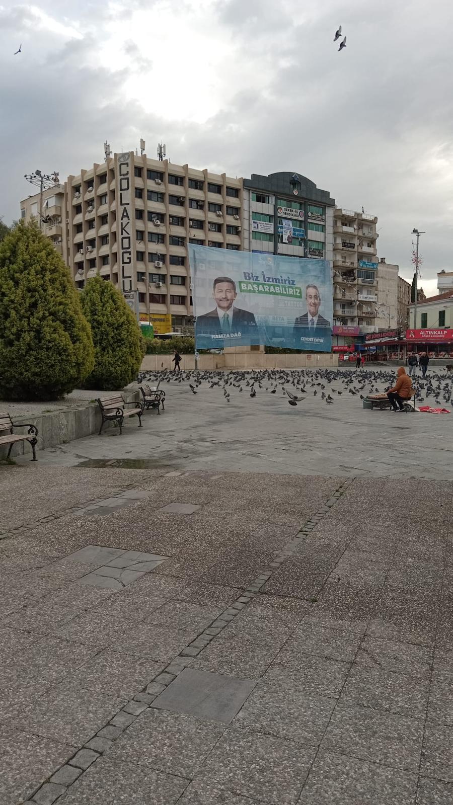 CHP'li kadınlar Atatürk büstünün kapatan pankarttı kaldırttı
