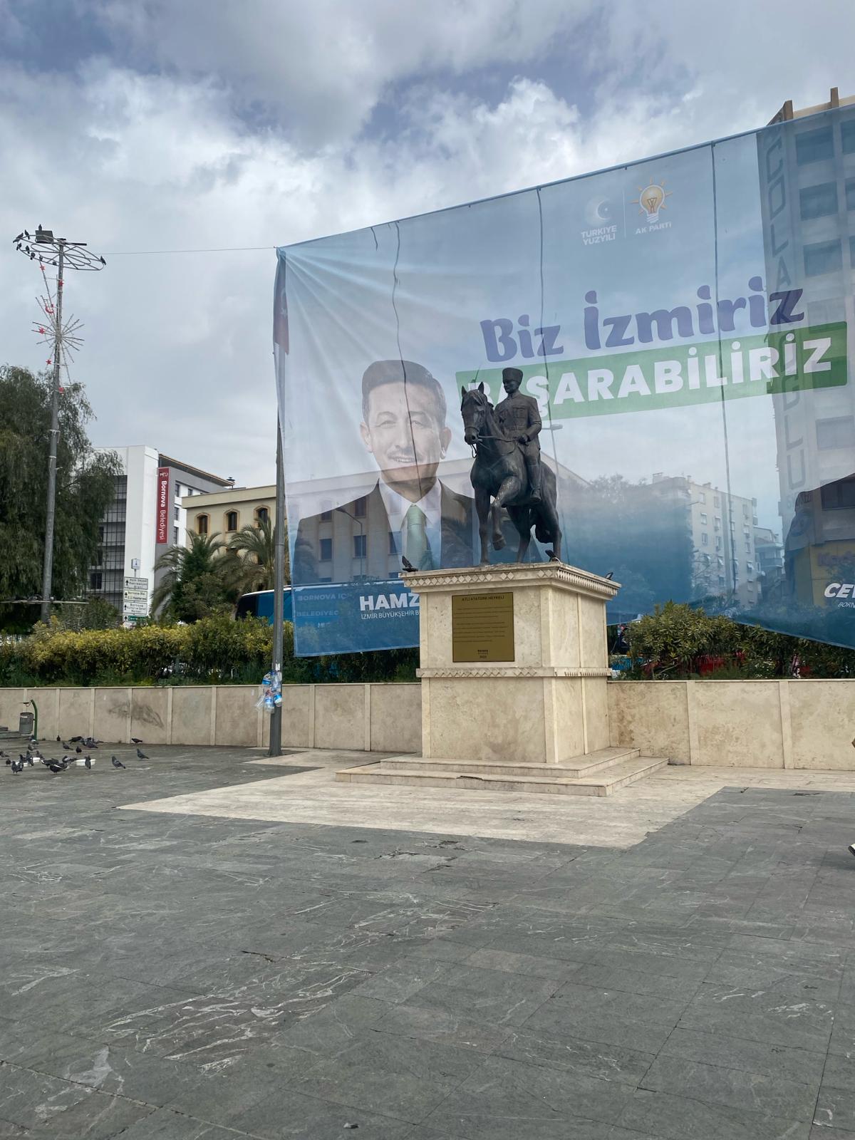 CHP'li kadınlar Atatürk büstünün kapatan pankarttı kaldırttı