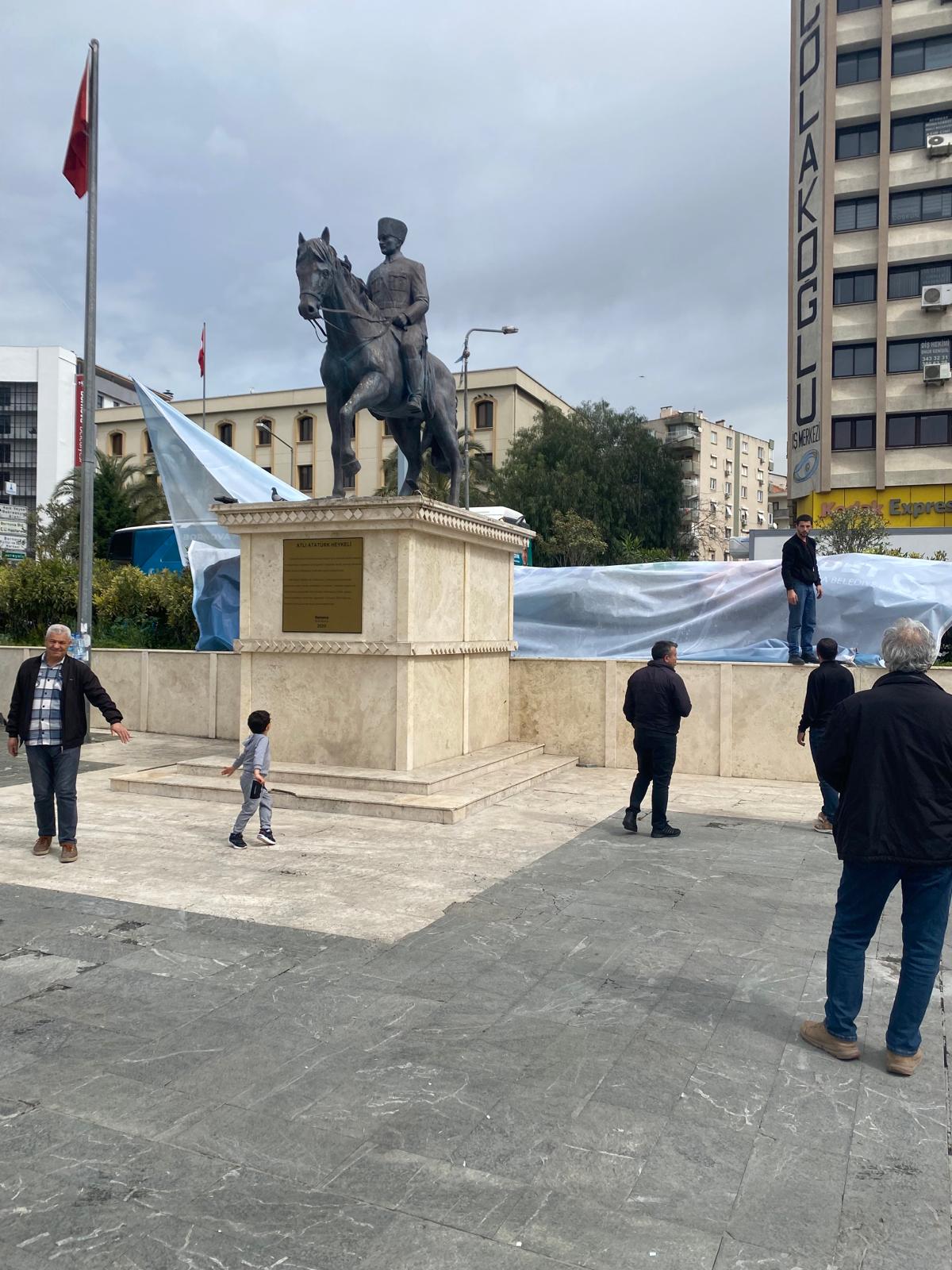 CHP'li kadınlar Atatürk büstünün kapatan pankarttı kaldırttı