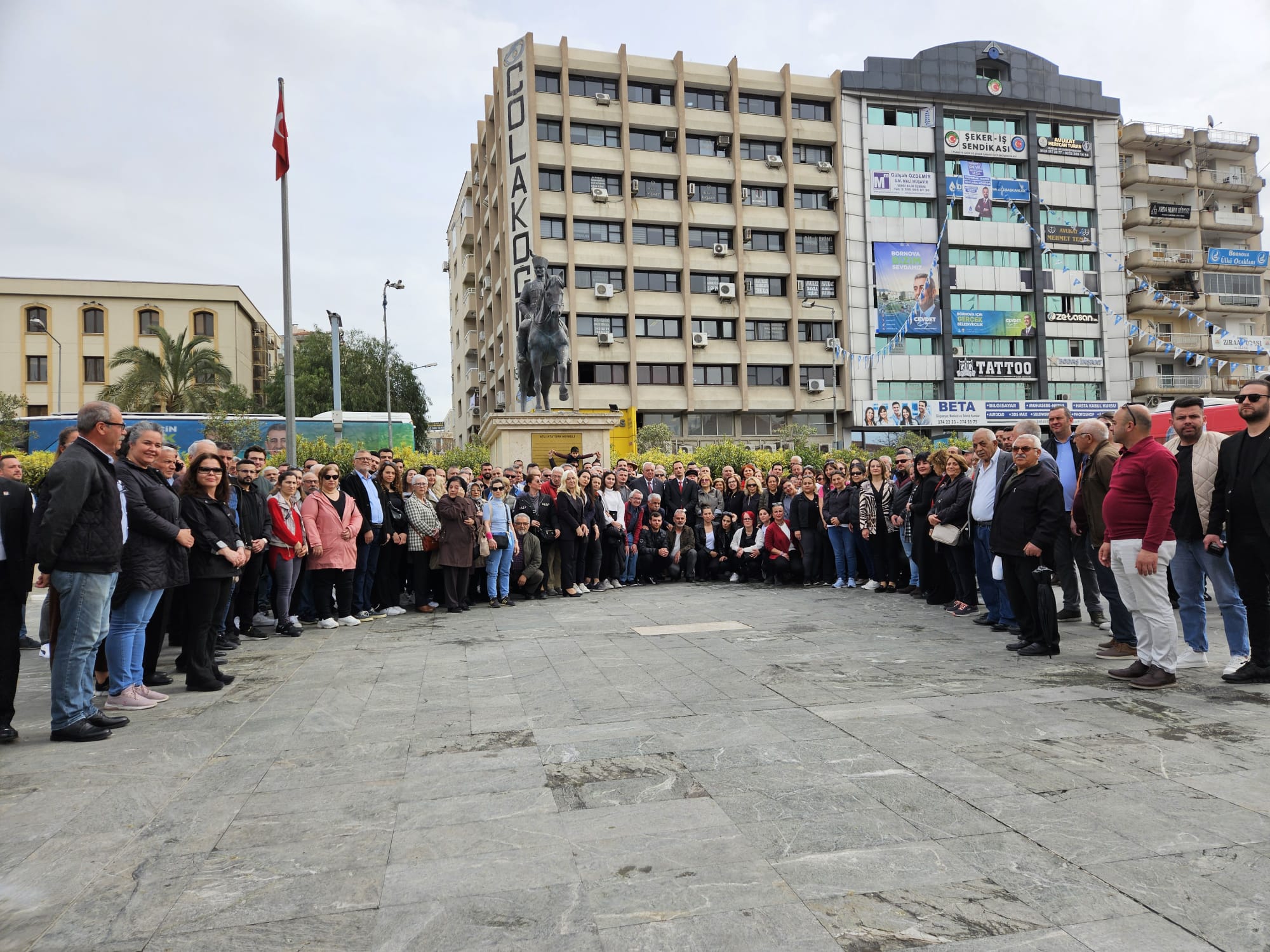 Eşki’den Atatürk heykelini kapatan pankarta tepki: ‘Biz yıllardır ‘bunlar takiyeci’ diye bağırıyorduk’