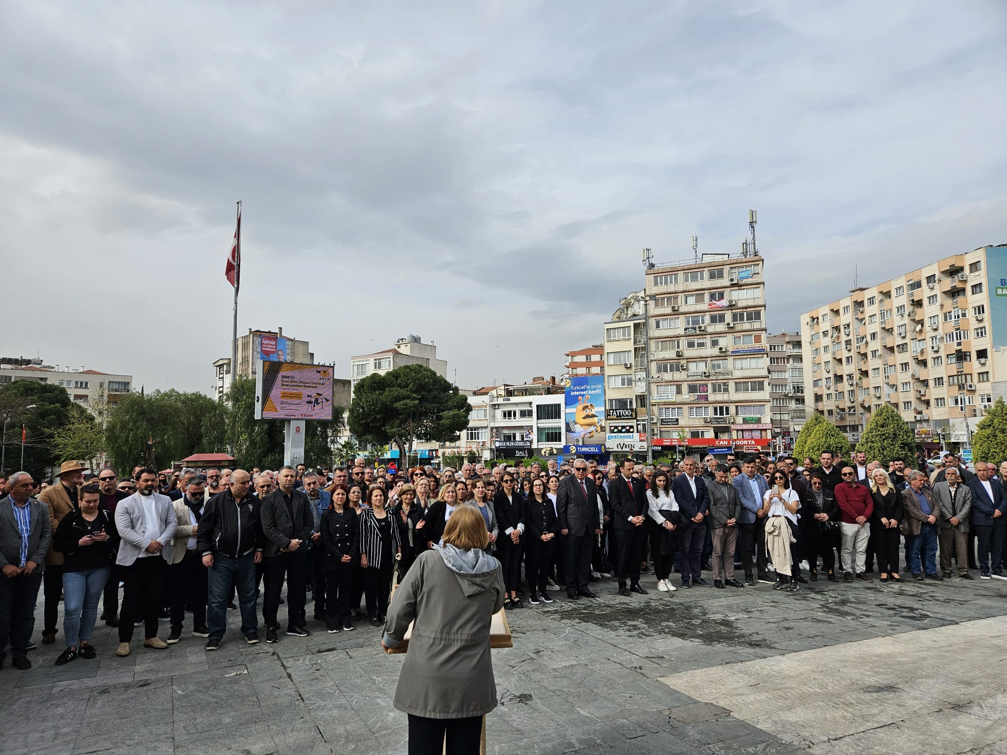 Eşki’den Atatürk heykelini kapatan pankarta tepki: ‘Biz yıllardır ‘bunlar takiyeci’ diye bağırıyorduk’