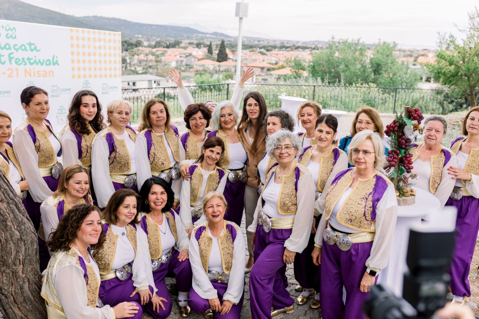 Lal Denizli 13. Alaçatı Ot Festivali Tanıtım Toplantısı için Halkla Bir Araya Geldi