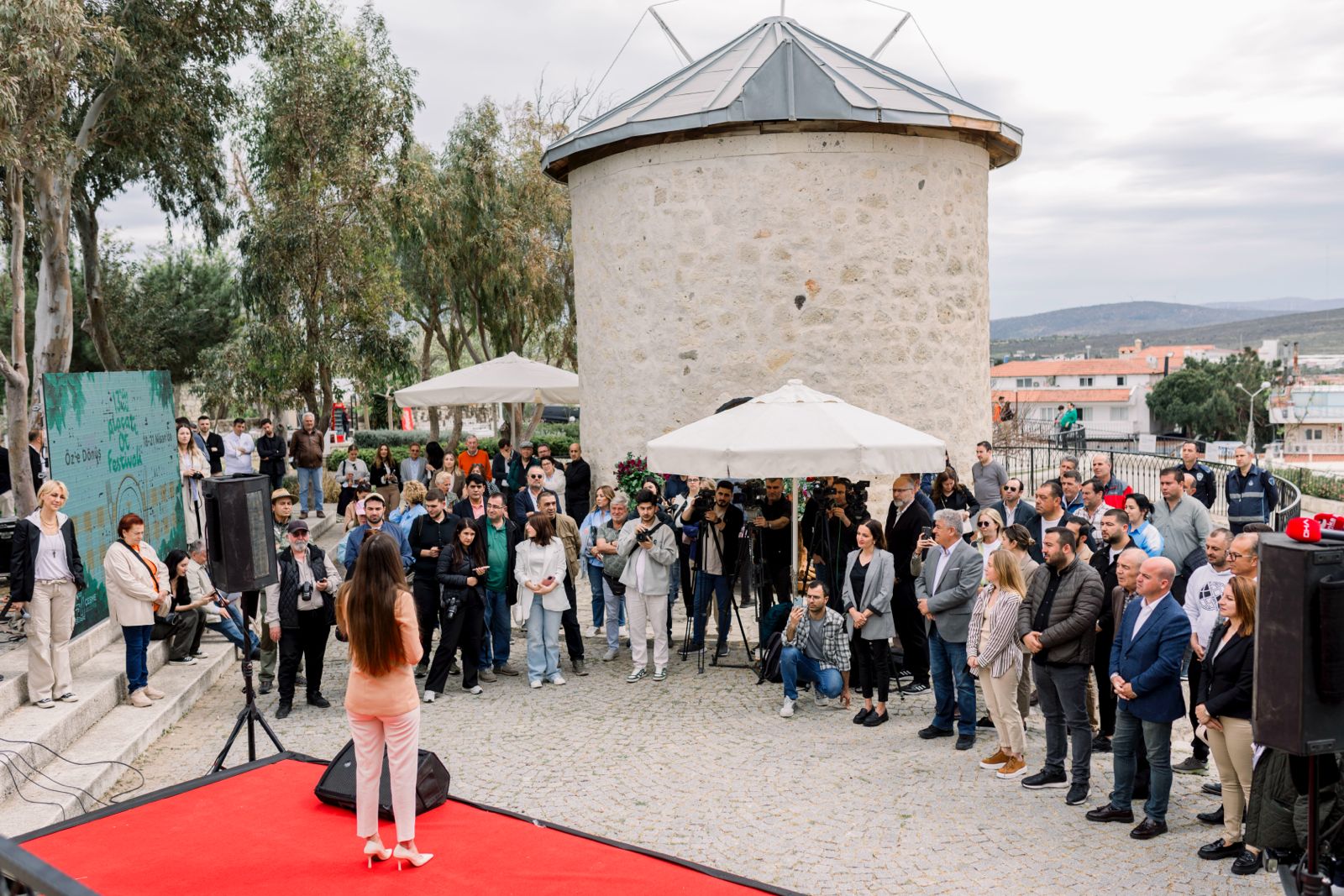 Lal Denizli 13. Alaçatı Ot Festivali Tanıtım Toplantısı için Halkla Bir Araya Geldi