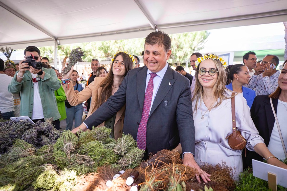 “Öz’e Dönüş” konseptiyle 13. Alaçatı Ot Festivali büyük bir coşkuyla başladı