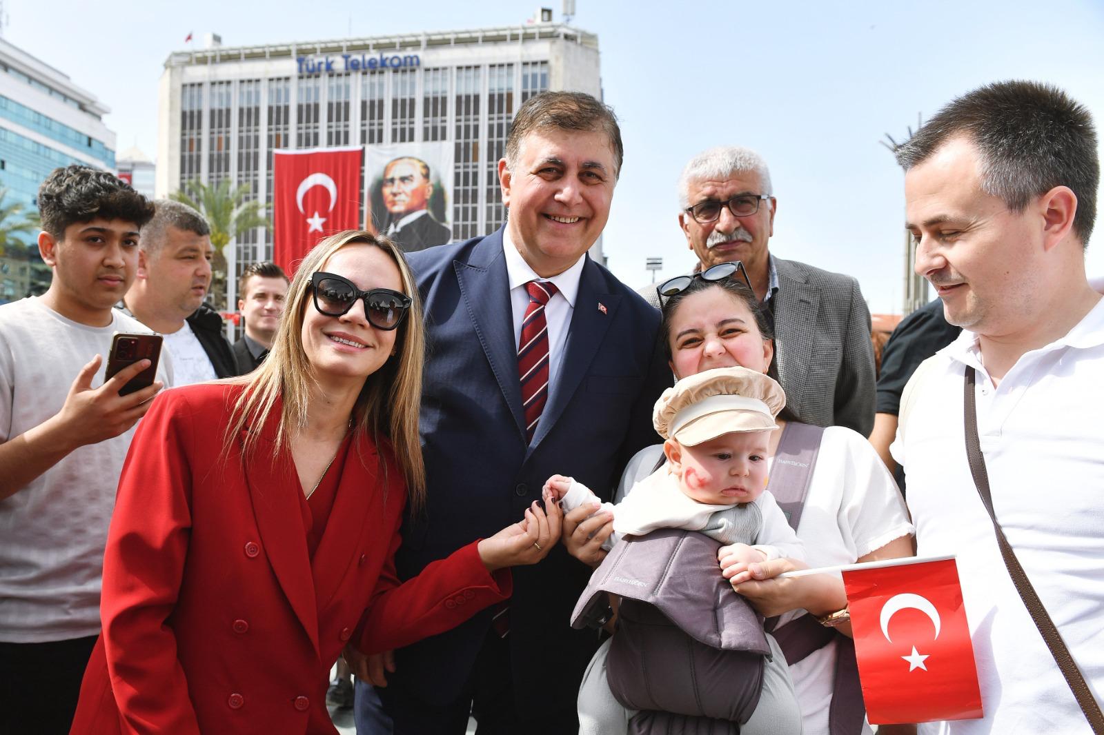 Cumhuriyet Meydanı çocukların gösterileriyle renklendi