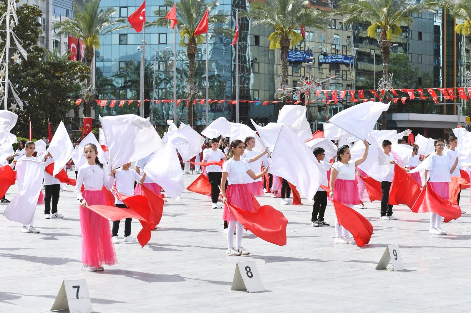 Cumhuriyet Meydanı çocukların gösterileriyle renklendi